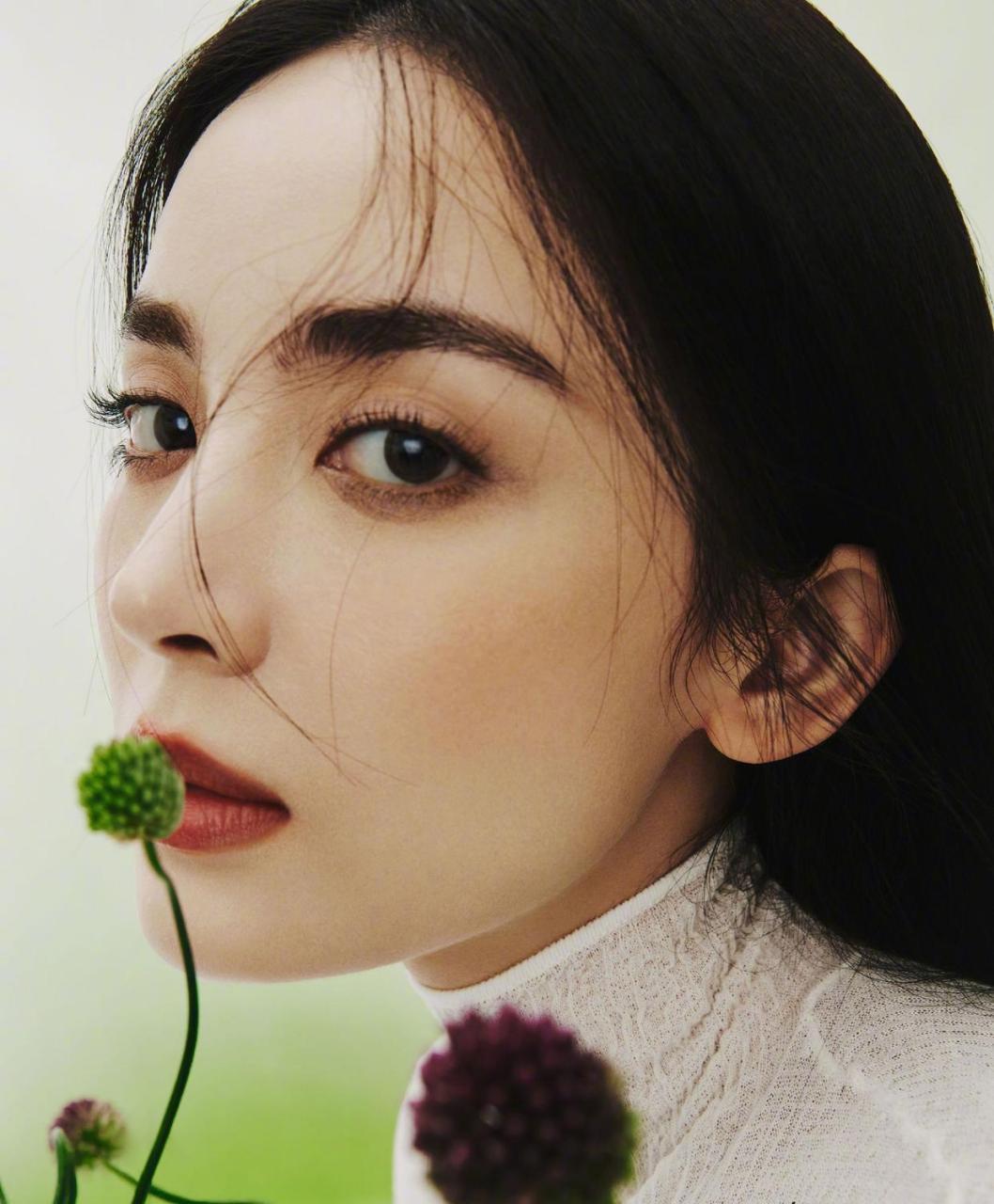 古力娜扎登上《madamefigaro》四月刊封面,渐变朦胧背景下,娜扎一身