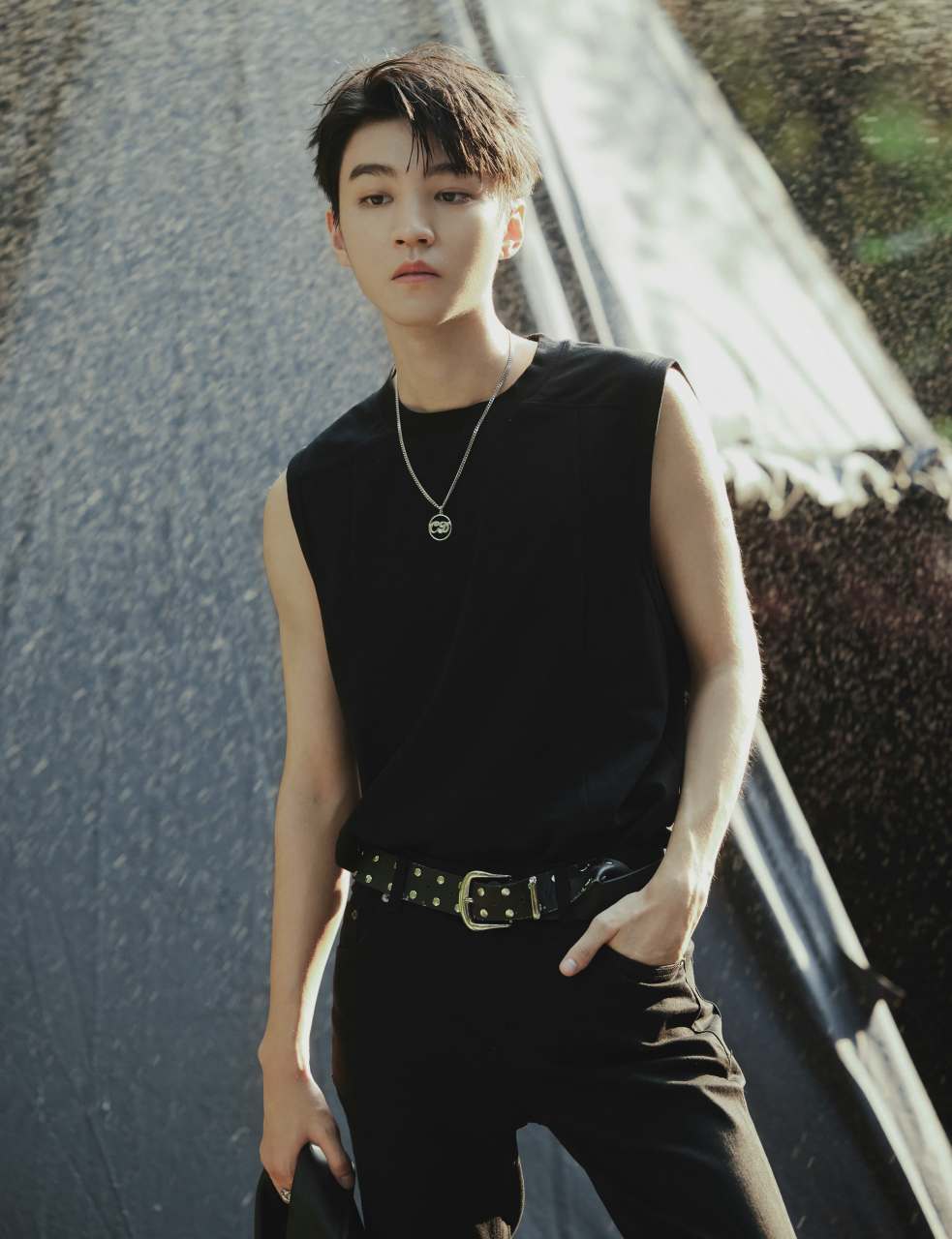 王俊凯#22岁生日照,机车皮夹克造型,户外秋季露营,酷帅成长蜕变,扇照