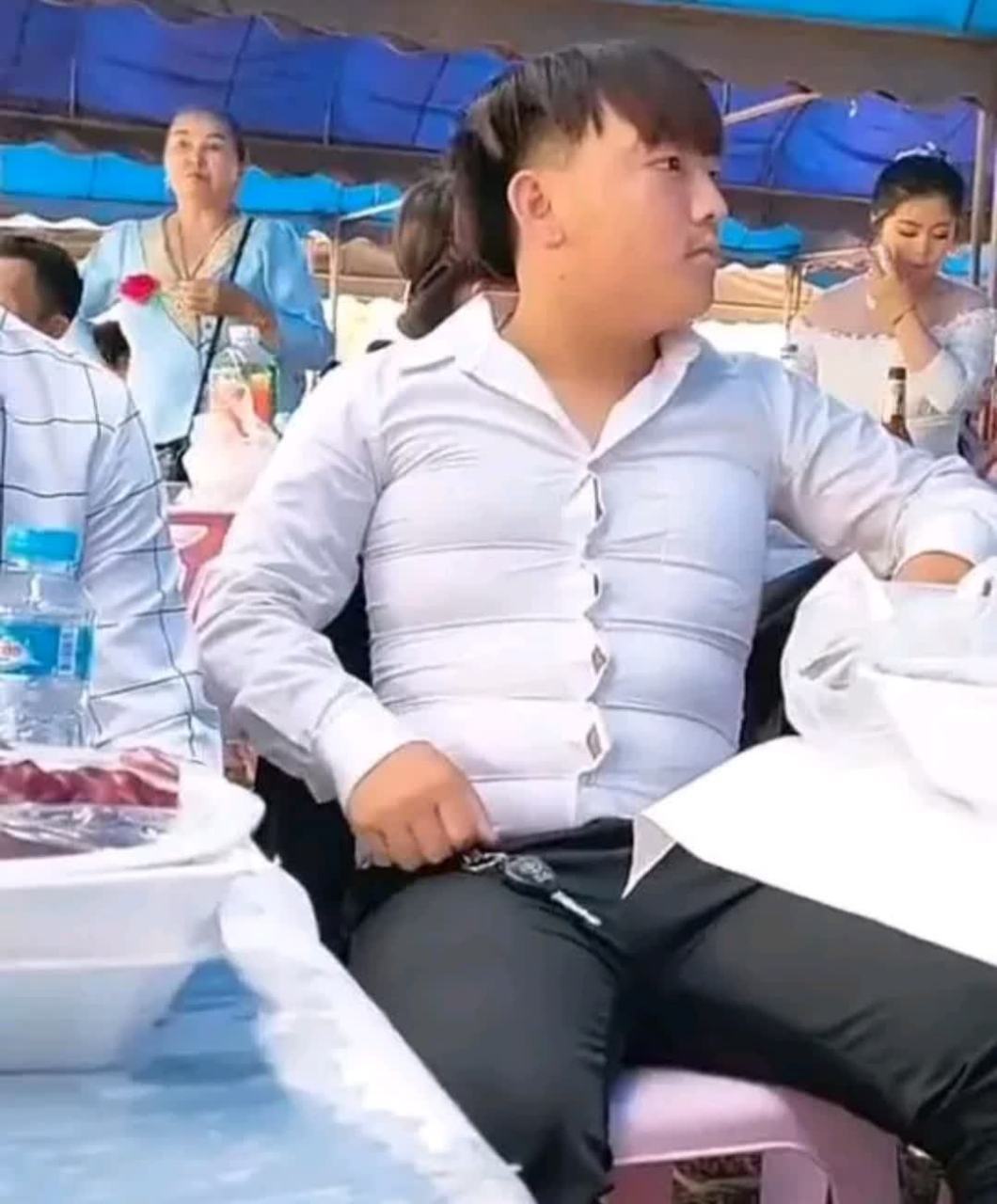 这位大哥有八块腹肌![大笑][大笑]#搞笑