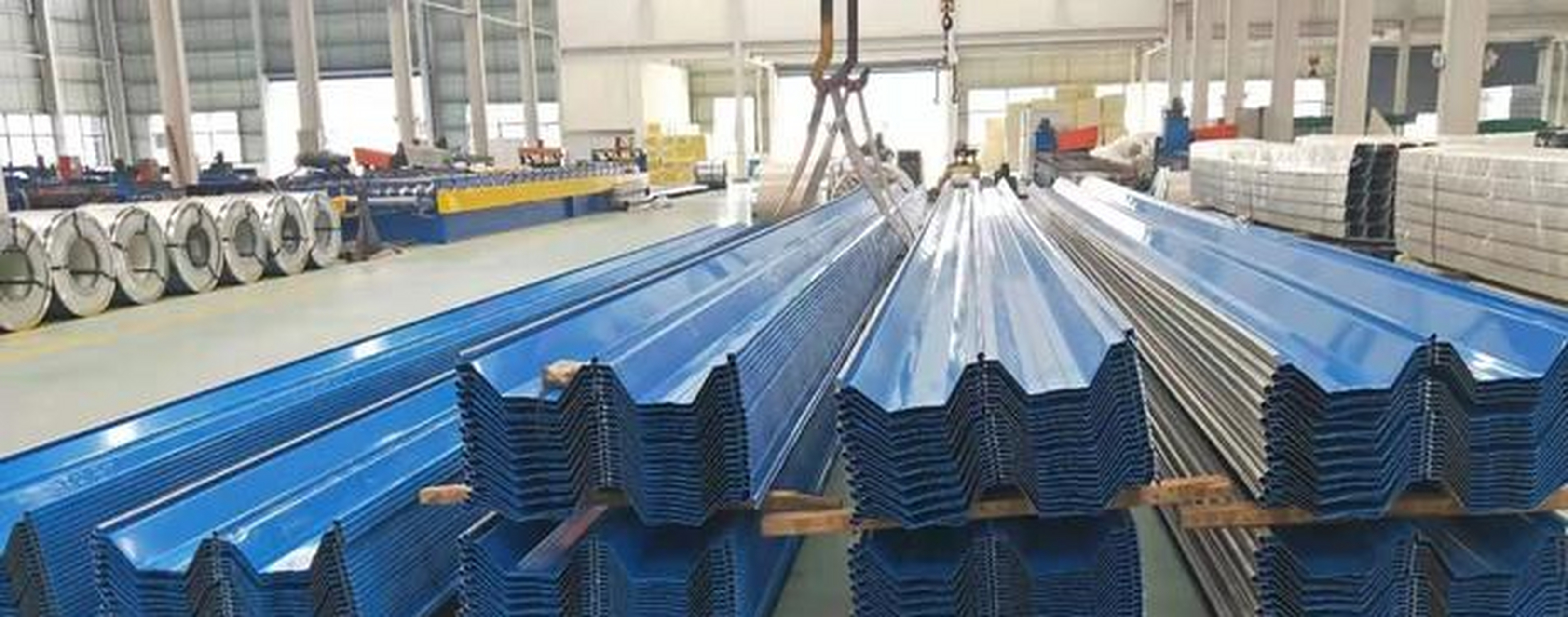 球类馆屋面结构为钢网架,轻钢檩条,泡沫复合彩钢板屋面.