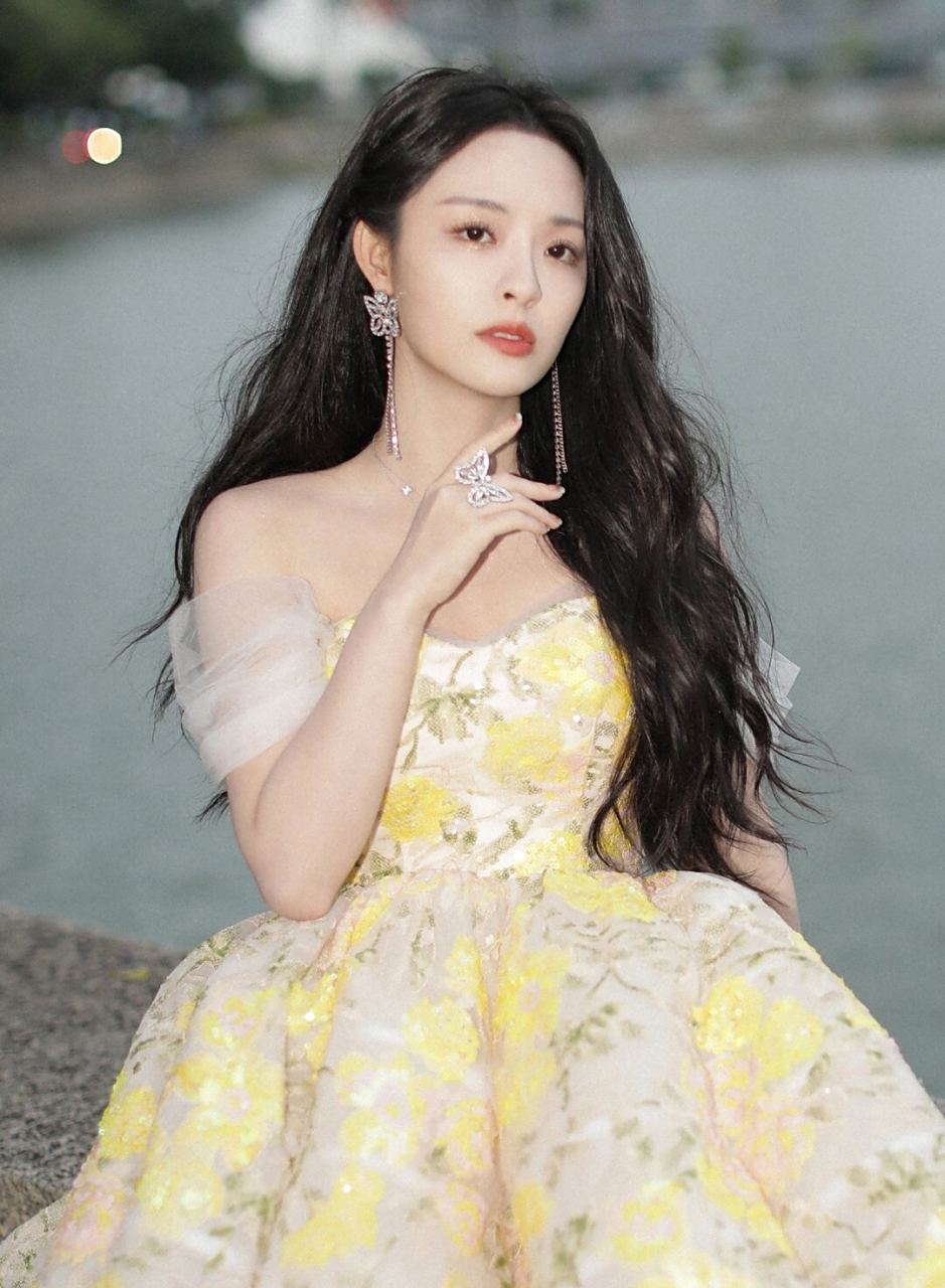 李莎旻子春日花园里勾魂的花仙子~长沙  近日,李莎旻子身着羲和 eclat