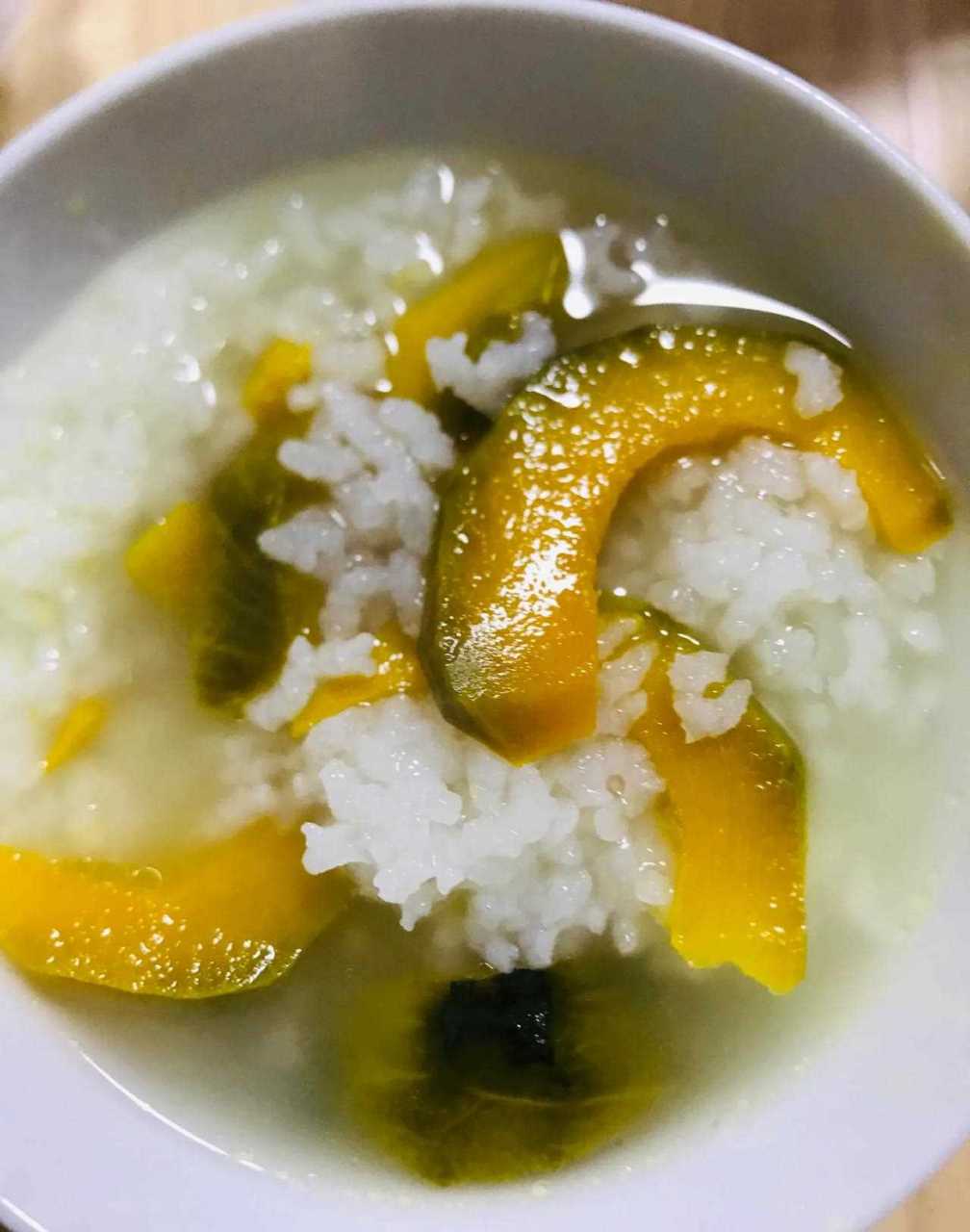 晚饭,鸡蛋饼卷土豆丝,又炒了一个西葫鸡蛋虾皮,做的南瓜粥,都是儿子