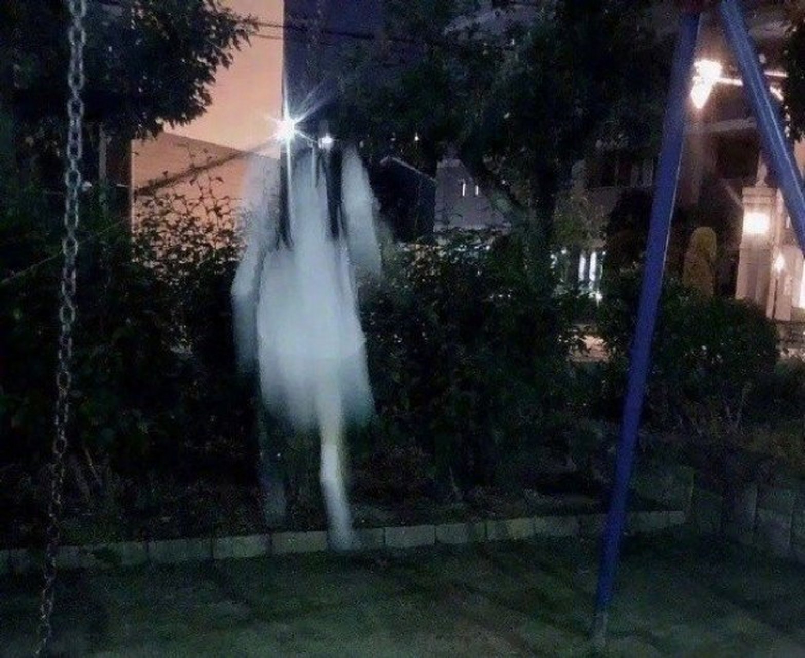 被男朋友拍成了幽灵# 大晚上是挺吓人的