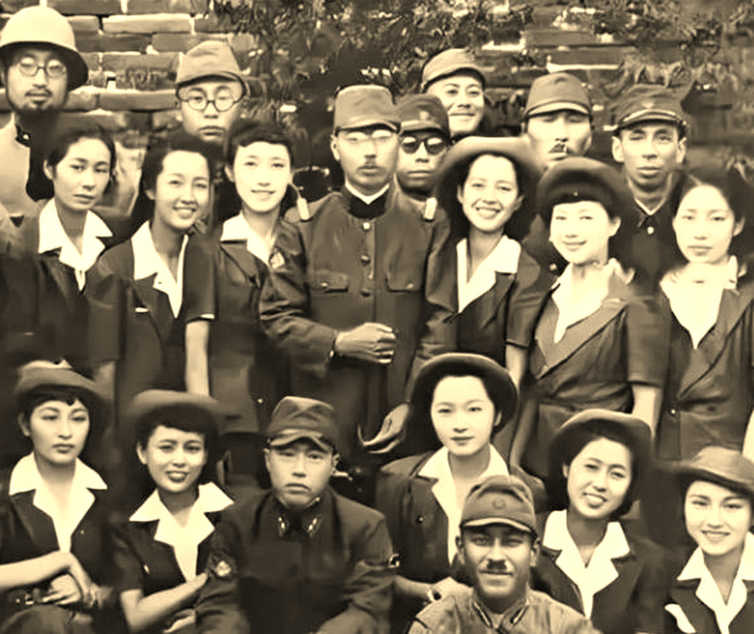 侵华期间,几个日本官兵与日本女子挺身队;照片中的日军,日本女子挺身