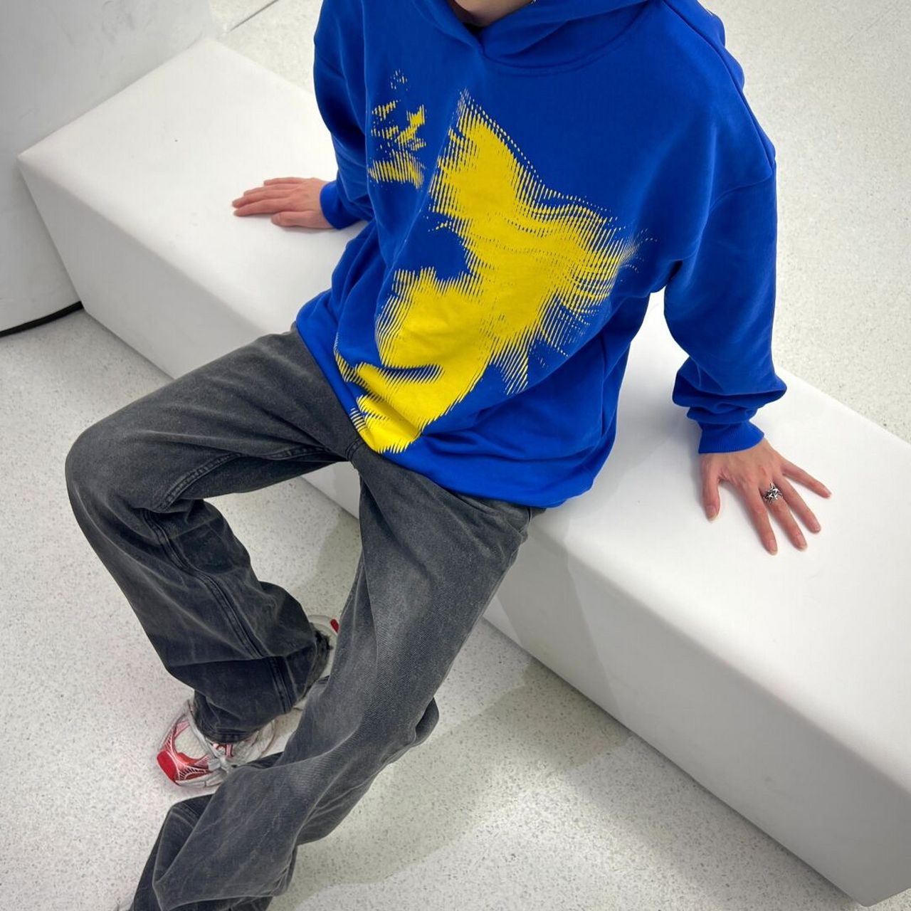 帽衫:jackson wang 王嘉尔全球巡演限定蓝色帽衫 裤子:巴黎世家