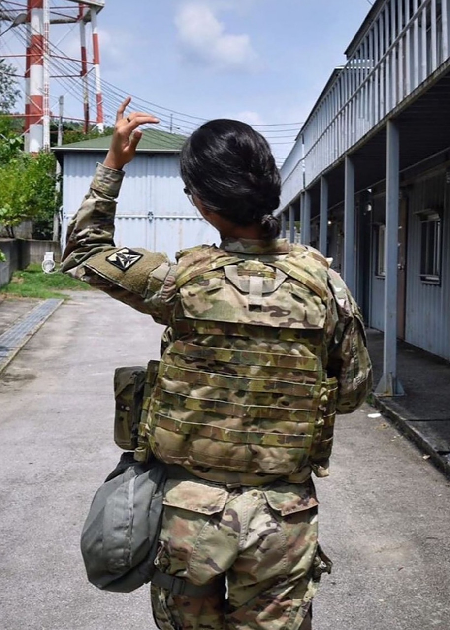 想起了"白蛇传",当看到这韩国女兵的背影