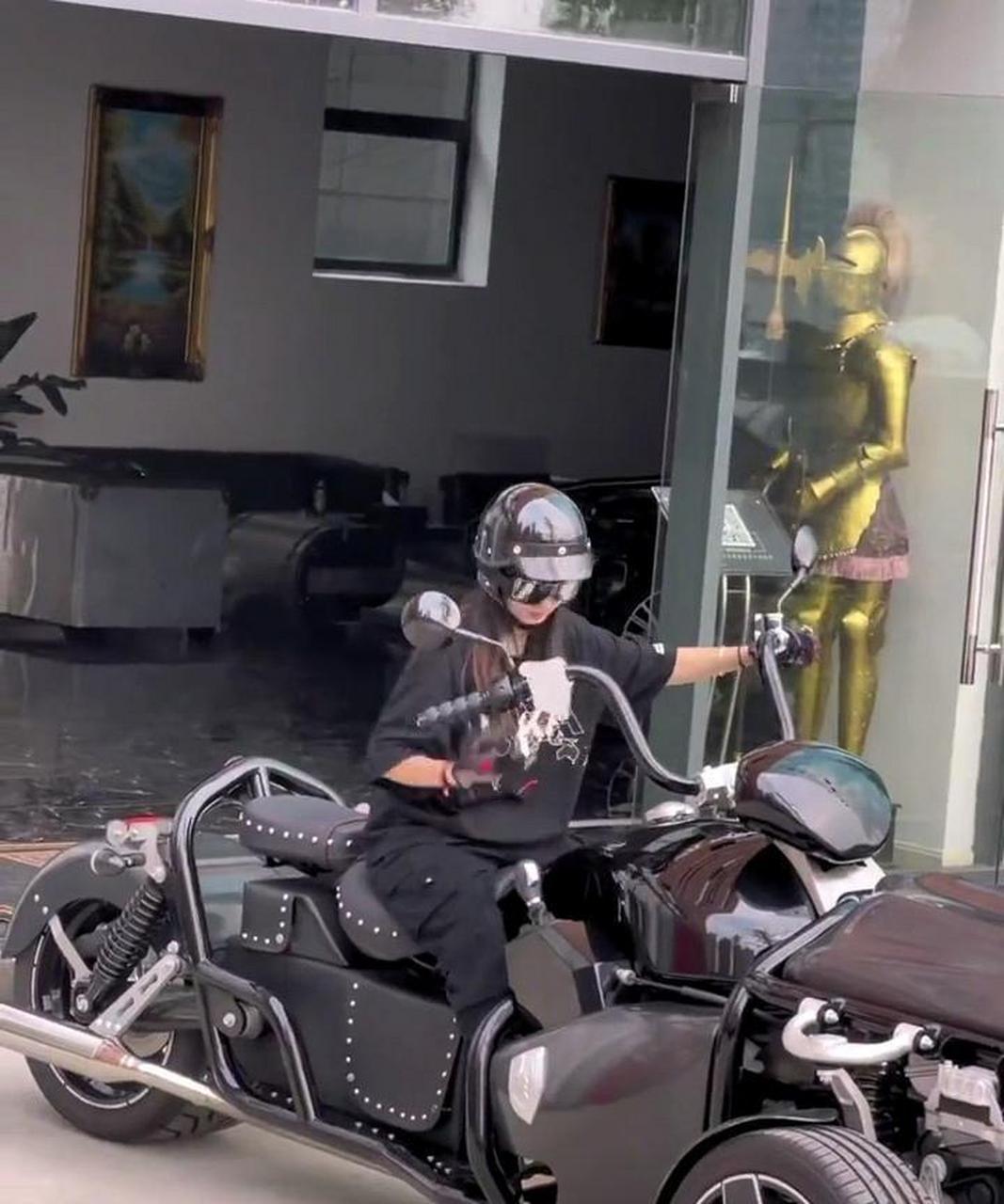 这辆摩托车风太大,无法驾驶.我想知道它是否昂贵?[大笑]