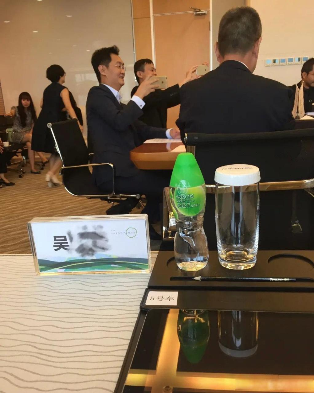 马化腾和马云还这么亲密过[笑哭]