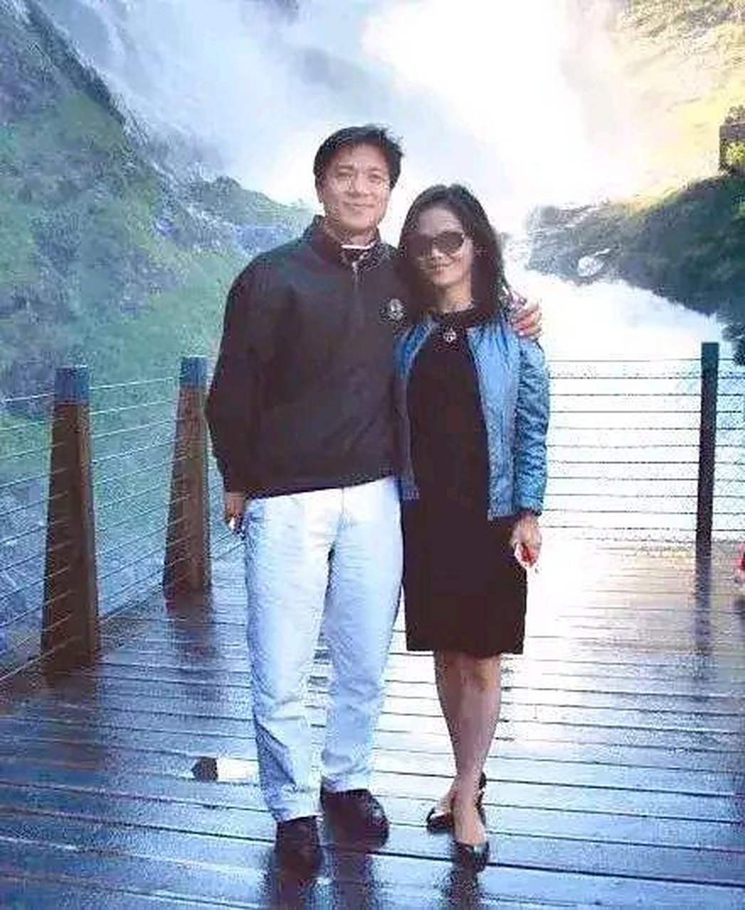 夫妻两人站在一起,李彦宏总是喜欢把手放在妻子马东敏肩膀上;刘强东则