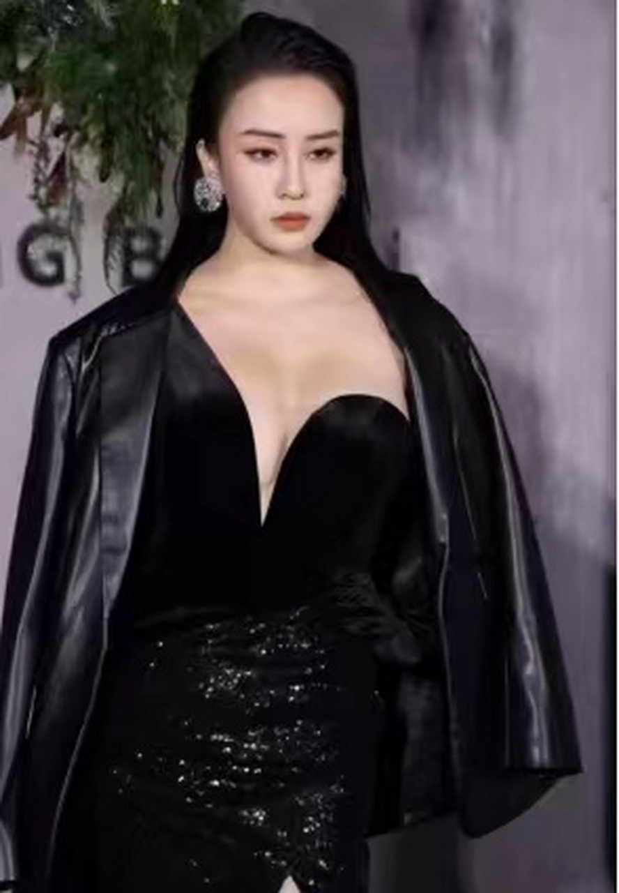 成龙唯一的女徒弟出席时尚活动,这气场是真的强大,成龙的眼光还是很