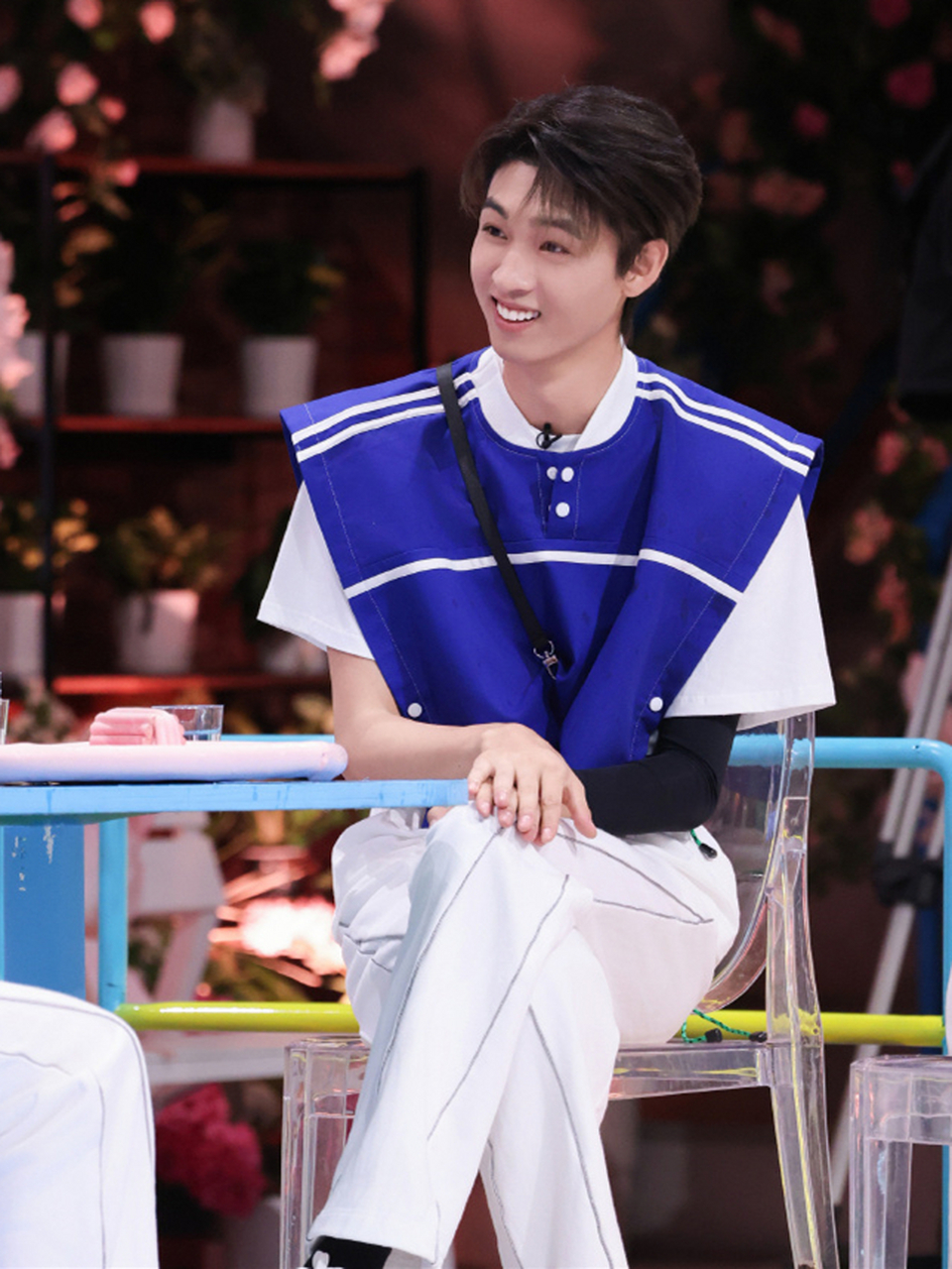 8月12日,德云社秦霄贤发文,晒出了《你好,星期六》的最新照.