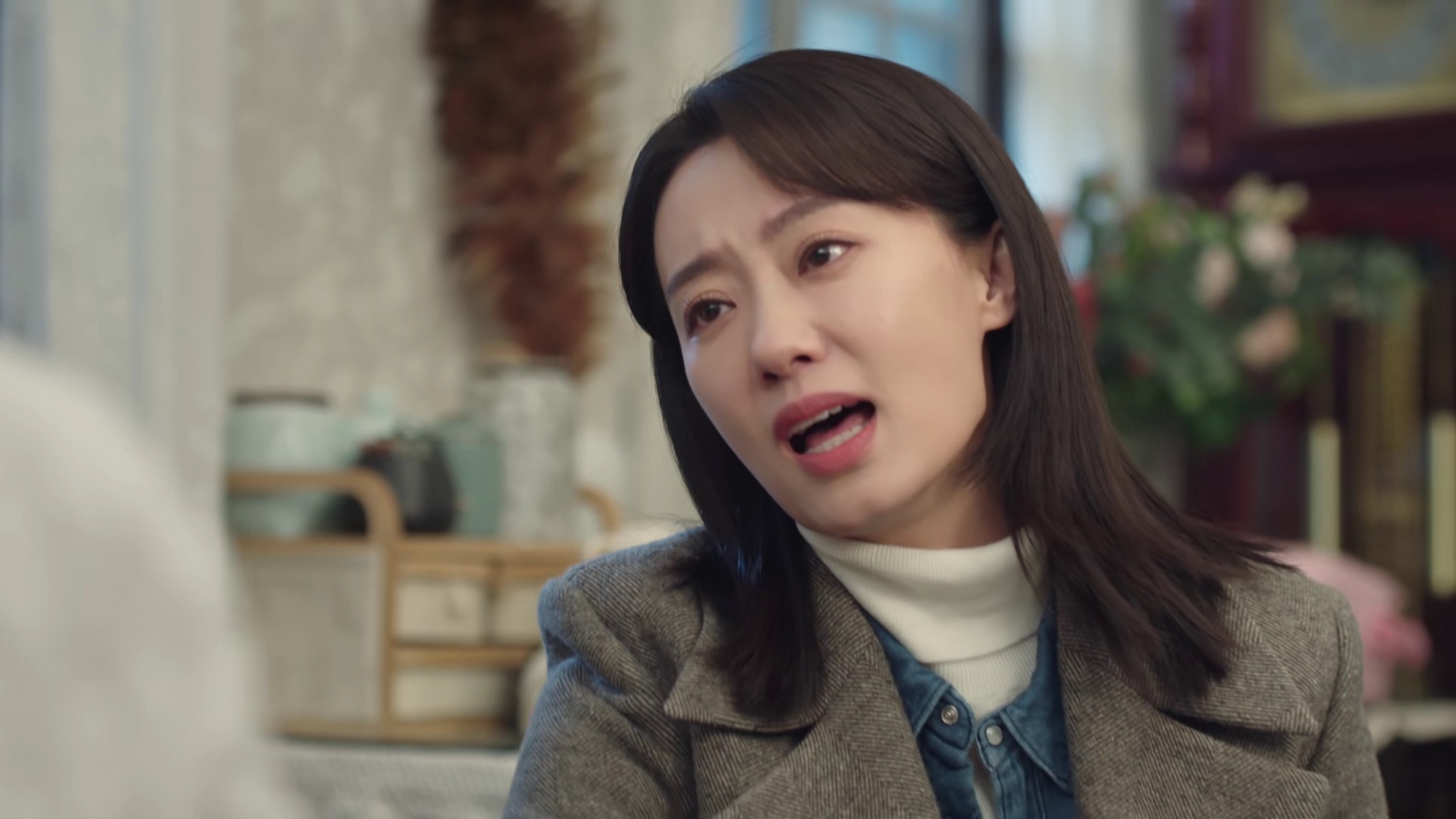 一边是渣男丈夫,心狠手辣,直接把他们母女都给赶了出去,让他们无家