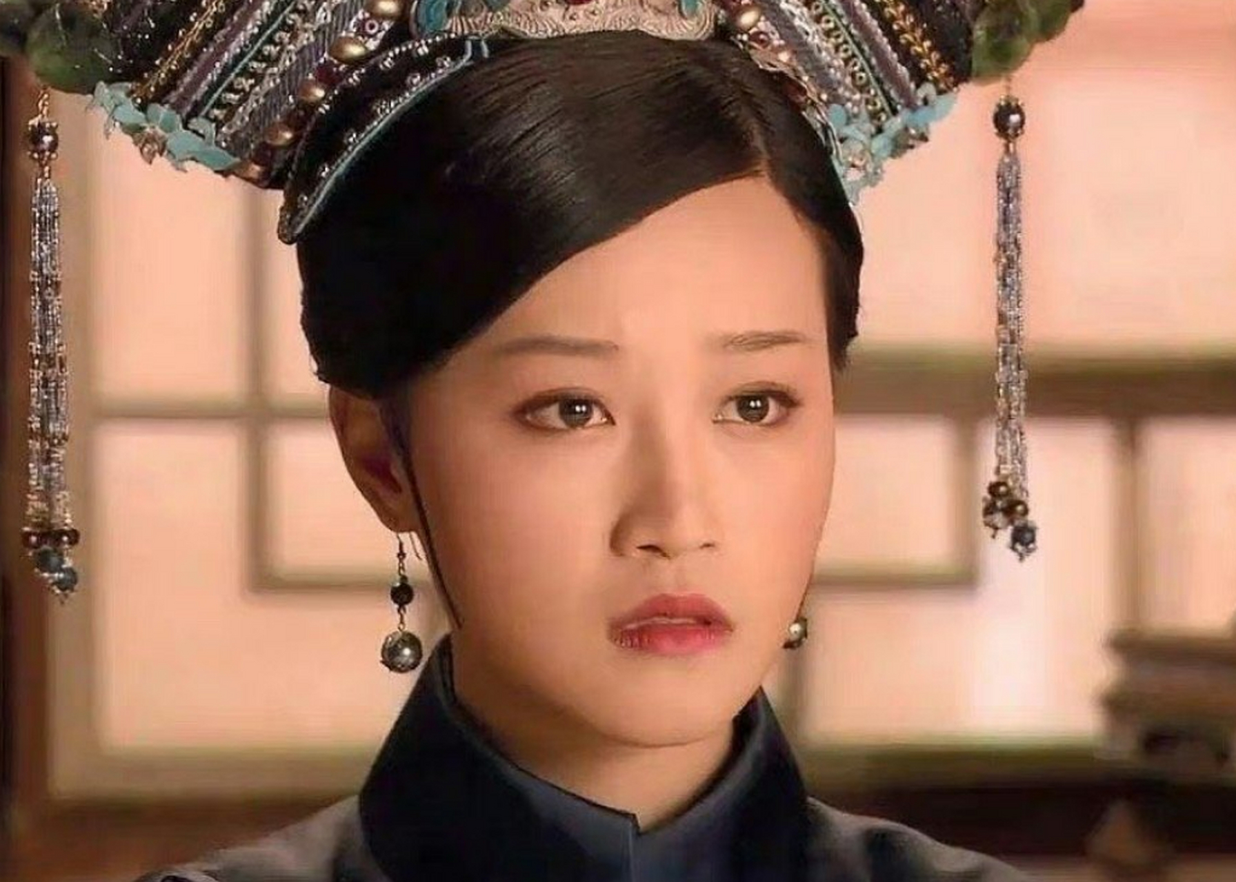 蓝盈莹的覆舟口不见了,苦瓜脸变高级脸,剩下的只有美了