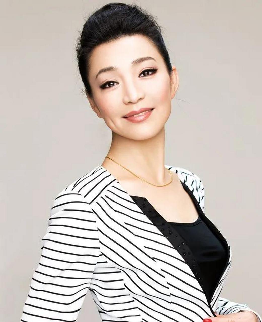 gif创作人# 戴春荣与女儿一起走红毯,两人简直就是复制粘贴啊,母女