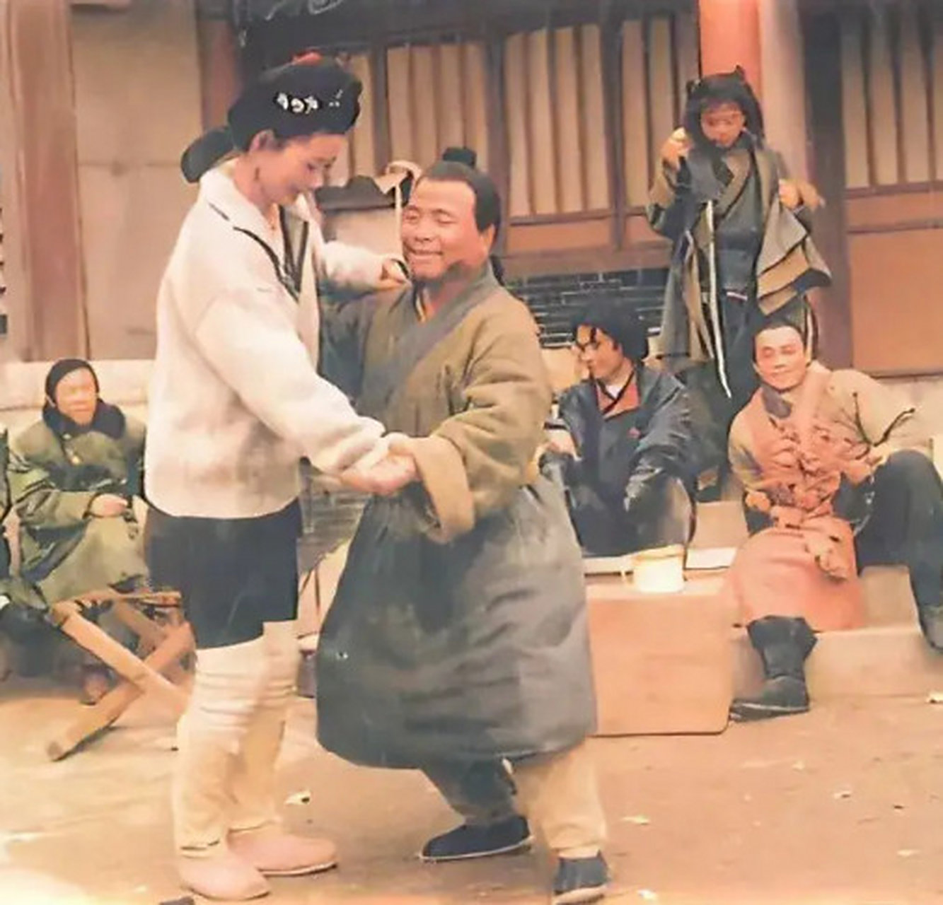 1995年《水浒传》剧组的幕后照片,潘金莲和武大郎在一起翩翩起舞,这喜