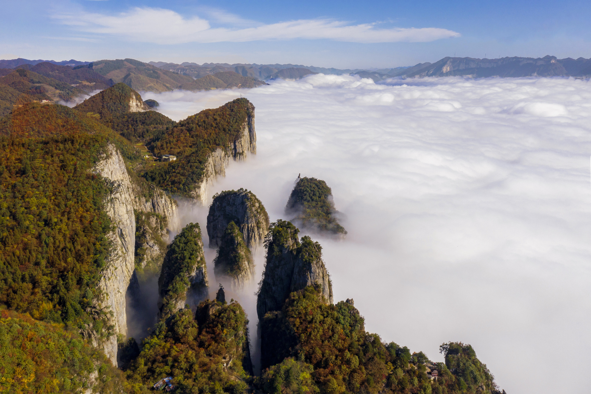 在恩施大峡谷,晨曦中,蓝天如洗,云海轻舞.