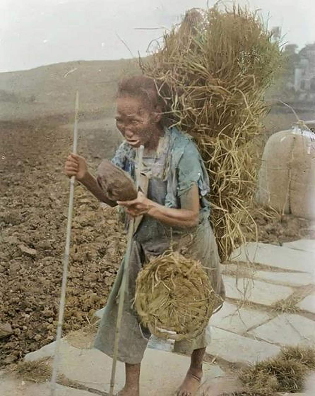 1942年河南大饥荒时期,一位洛阳逃荒老人背着简陋的行囊,表情哀愁,一