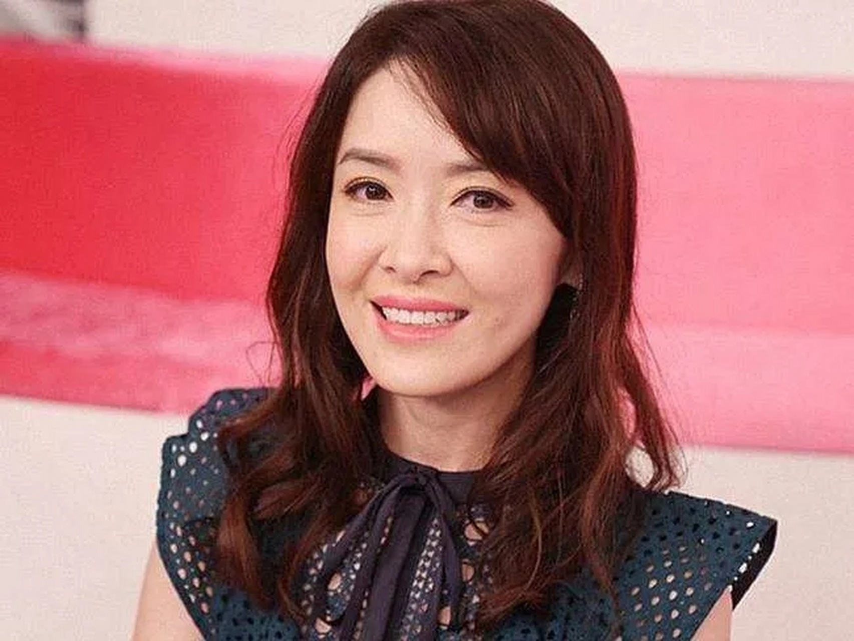 向海岚,1974年10月2日生于中国香港,1998年,参选香港小姐获得冠军而