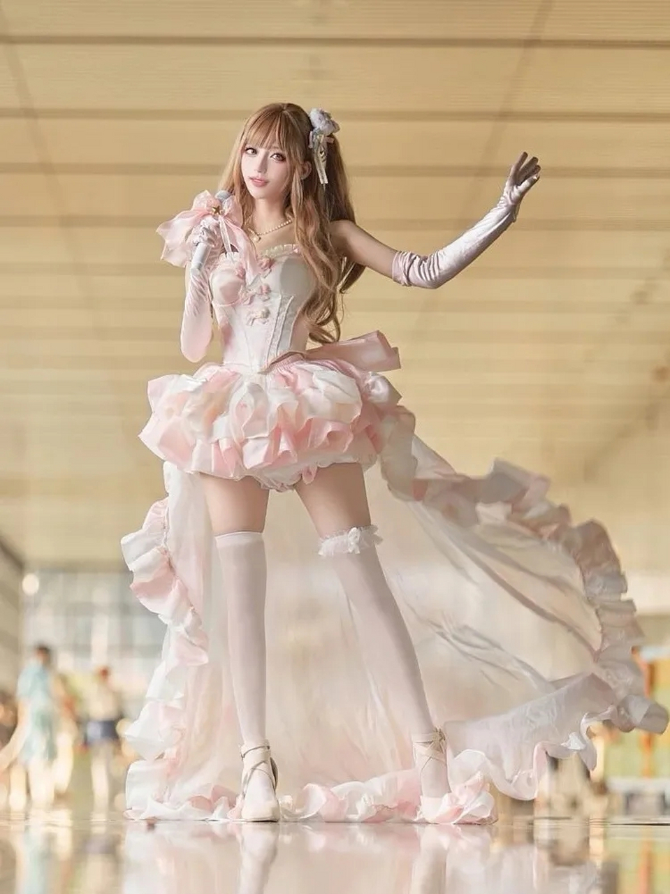 金黄发丝如阳光般明亮,美女穿粉色洛丽塔长裙,搭配白丝袜和高跟鞋