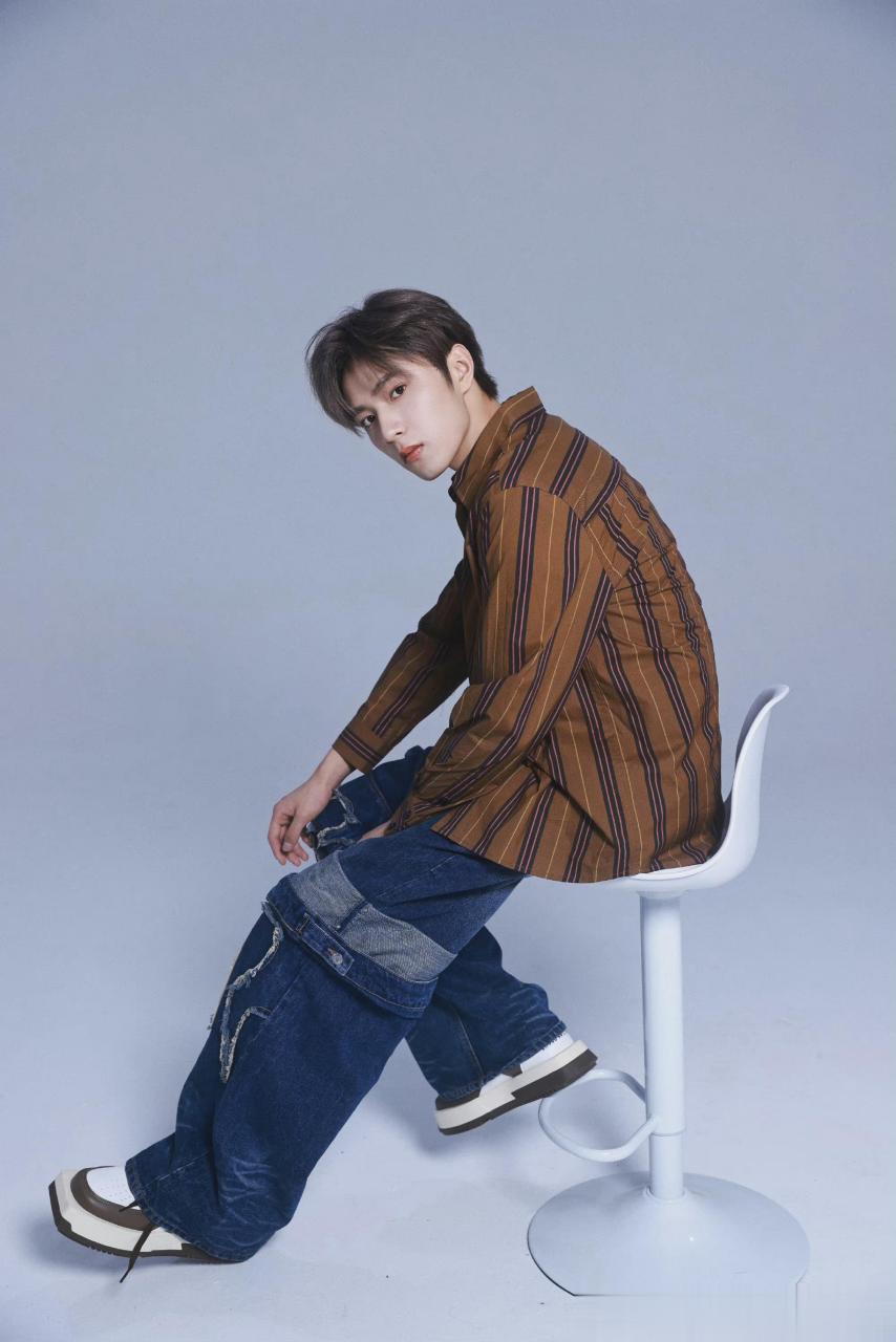 刘耀文主打一个反季节穿搭  刘耀文主打一个反季节穿搭,条纹衬衫 牛仔