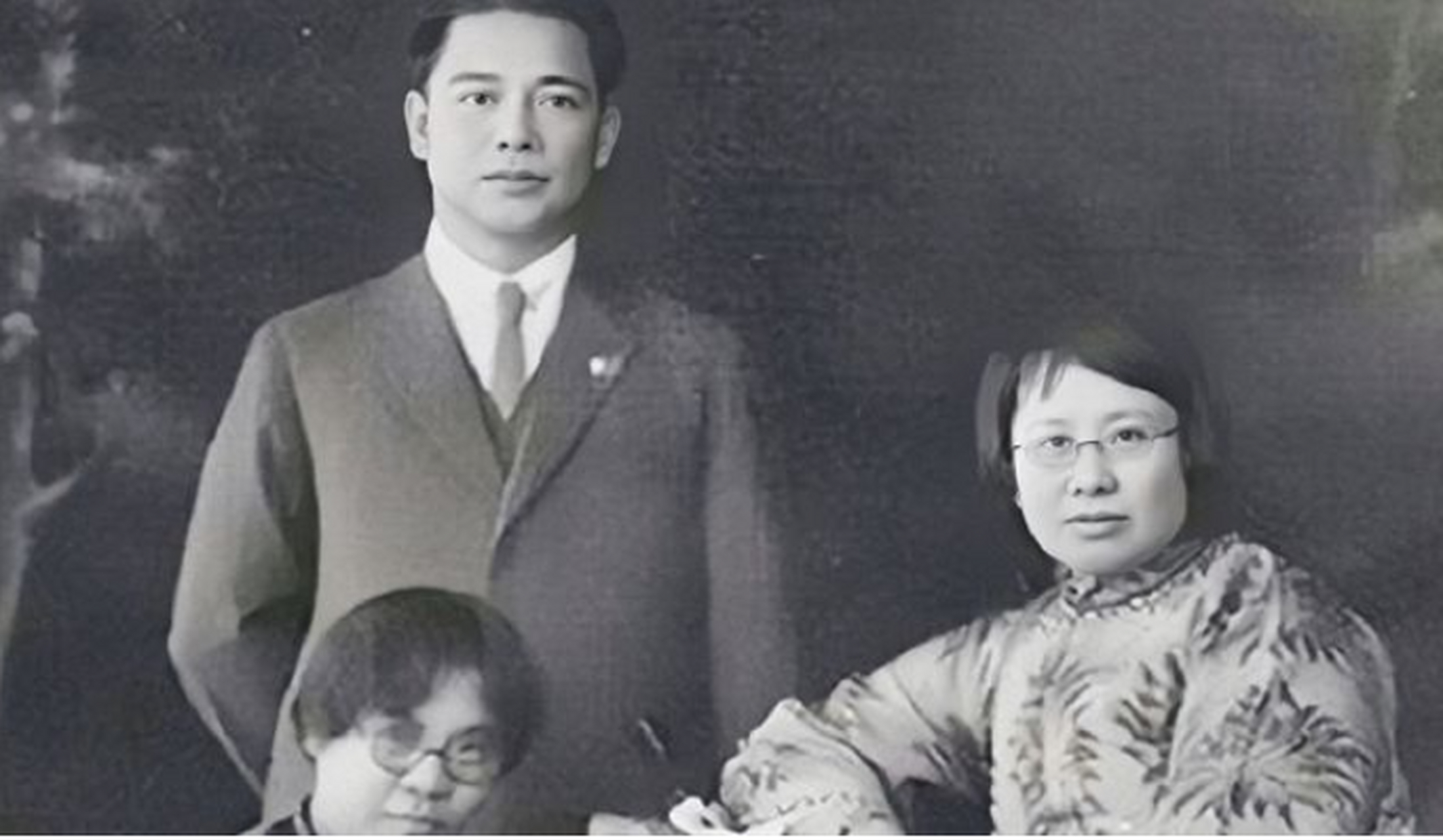 2005年,在南京,汪精卫之子汪文悌回国祭奠父母,看到他们跪地石像,他