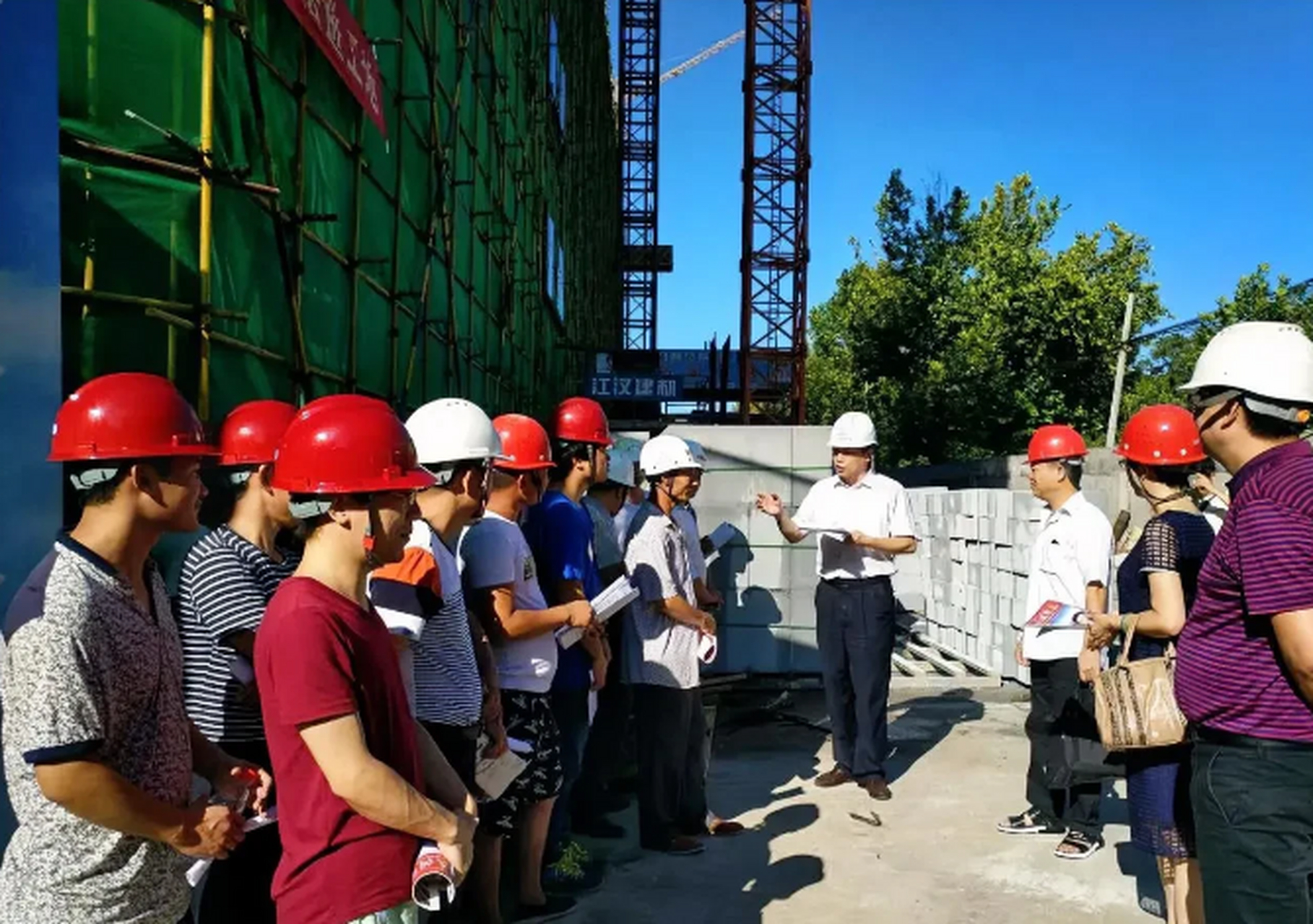 作为工地的管理人员,你就记住了 不管领导说什么,你就听着 然后按照