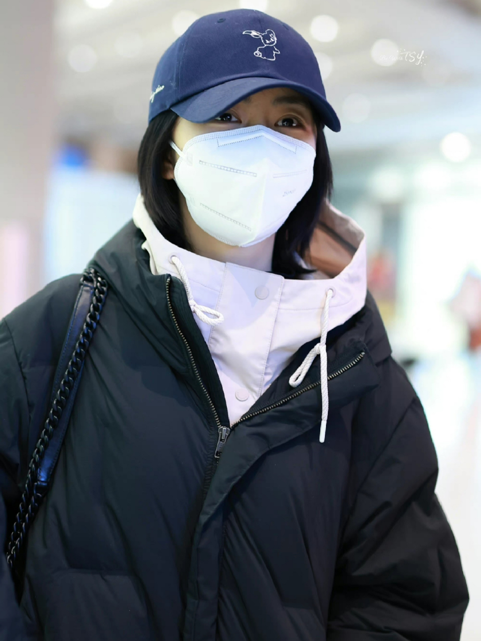 谭松韵私服穿搭 厚厚的羽绒服好保暖 她真的算女明星里朴素的了,虽然