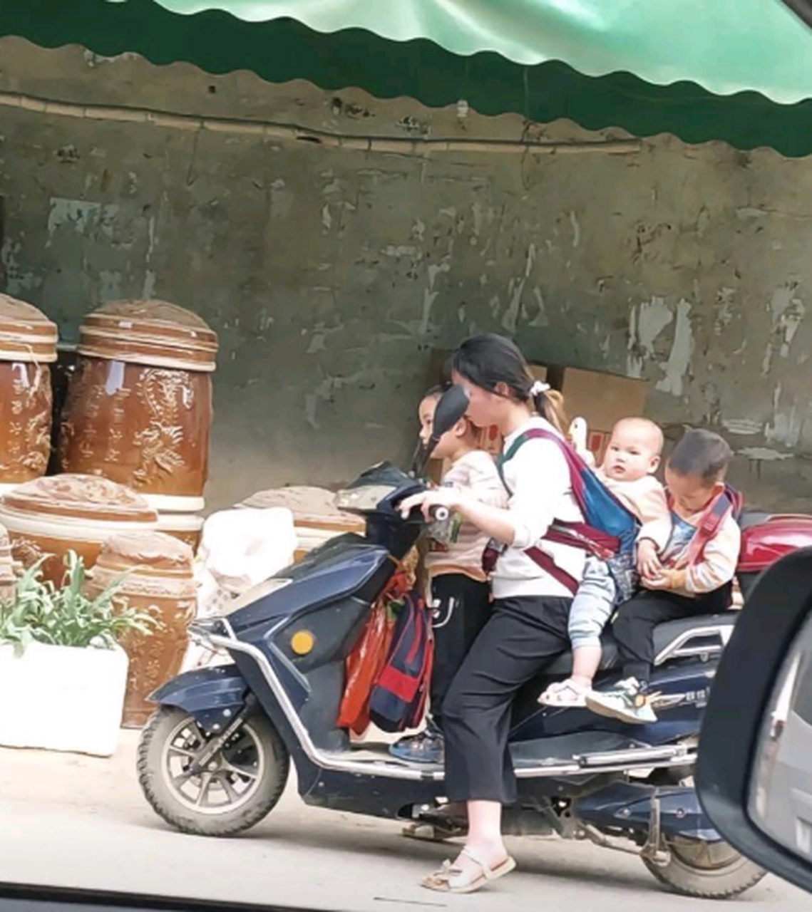 路上看到一个带着三个孩子的妈妈,好辛苦啊
