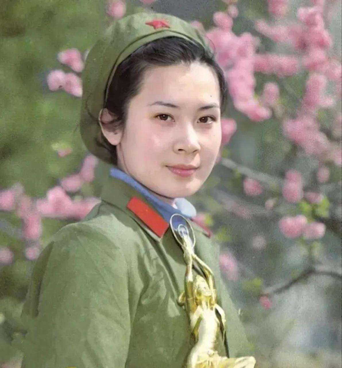 80年代中国女兵图片