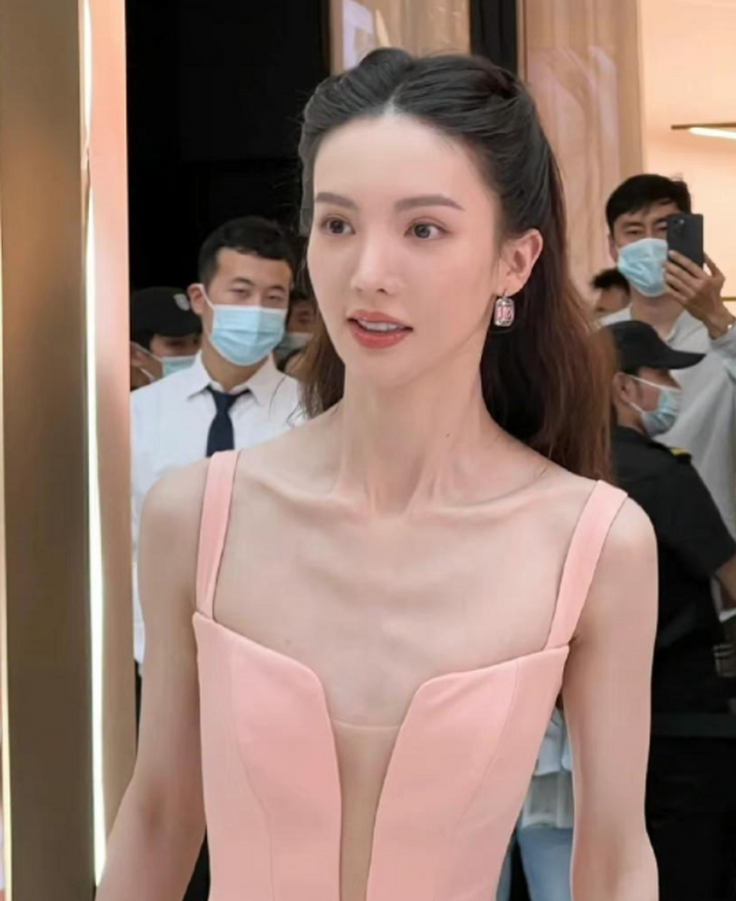 金晨都瘦成排骨胸了,1米7的个头只有90斤,女明星也太卷了吧,你们觉得