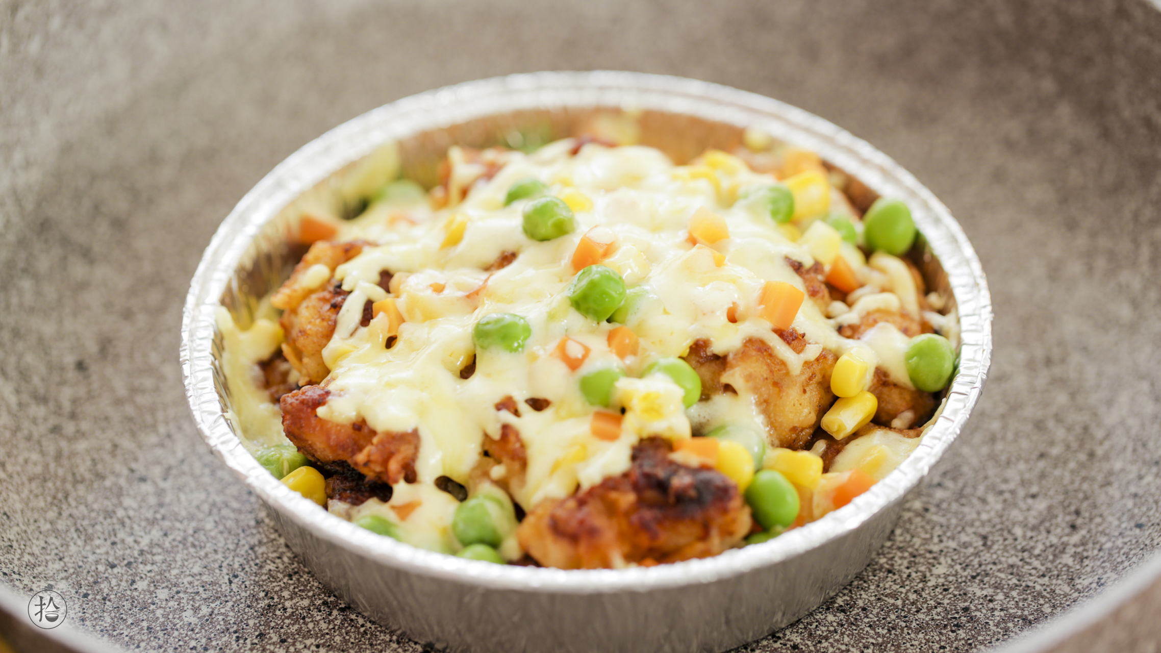 芝士脆皮鸡  芝士这种食材,大家也知道,中餐里是较少出现的.