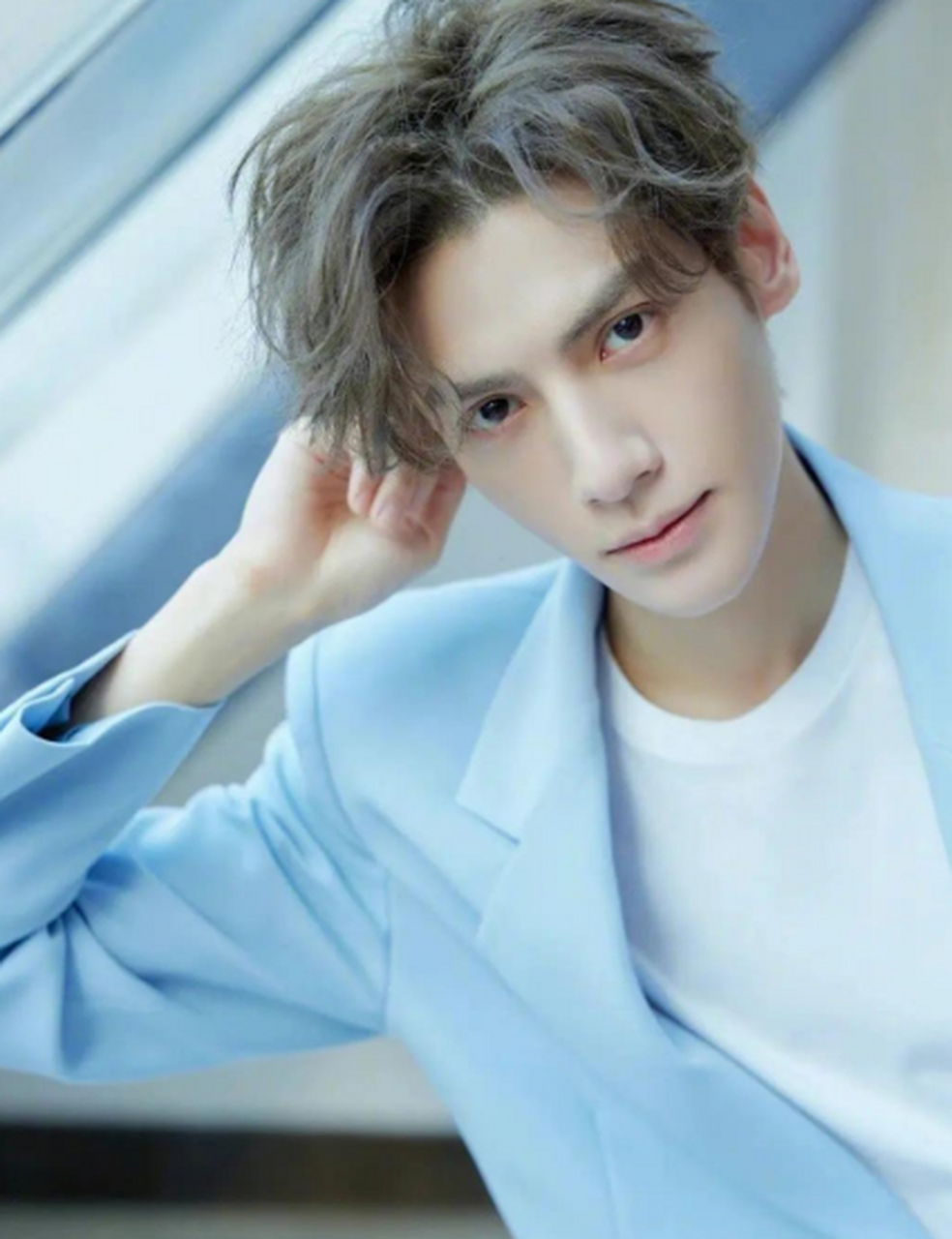 若是换做后者塌房之前,在前同事罗云熙的作品热播之际,陈飞宇是肯定