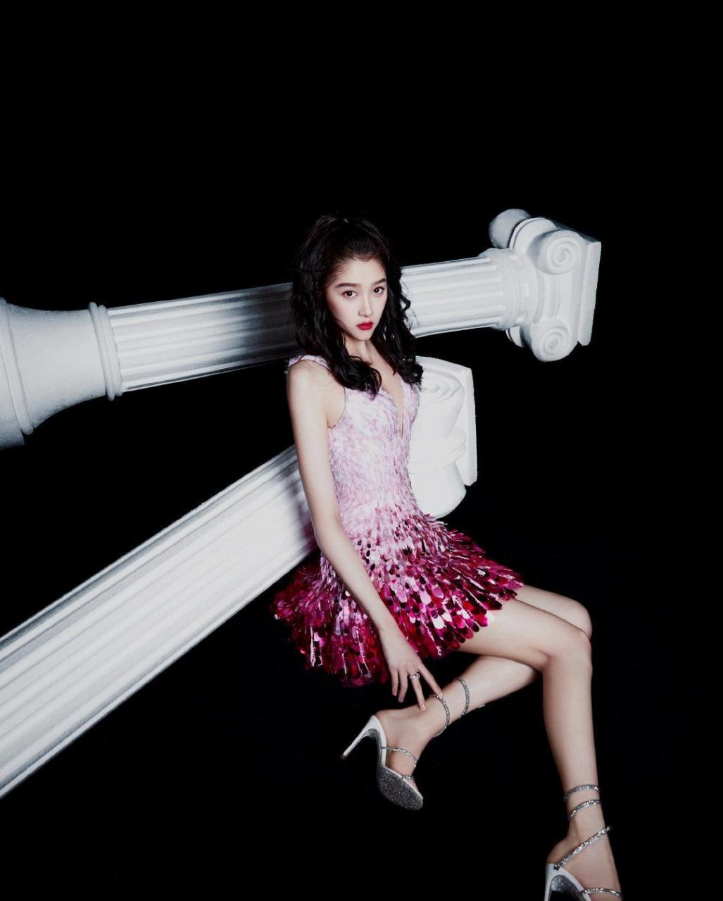 关晓彤 大长腿 一字带高跟凉鞋 ,美艳动人