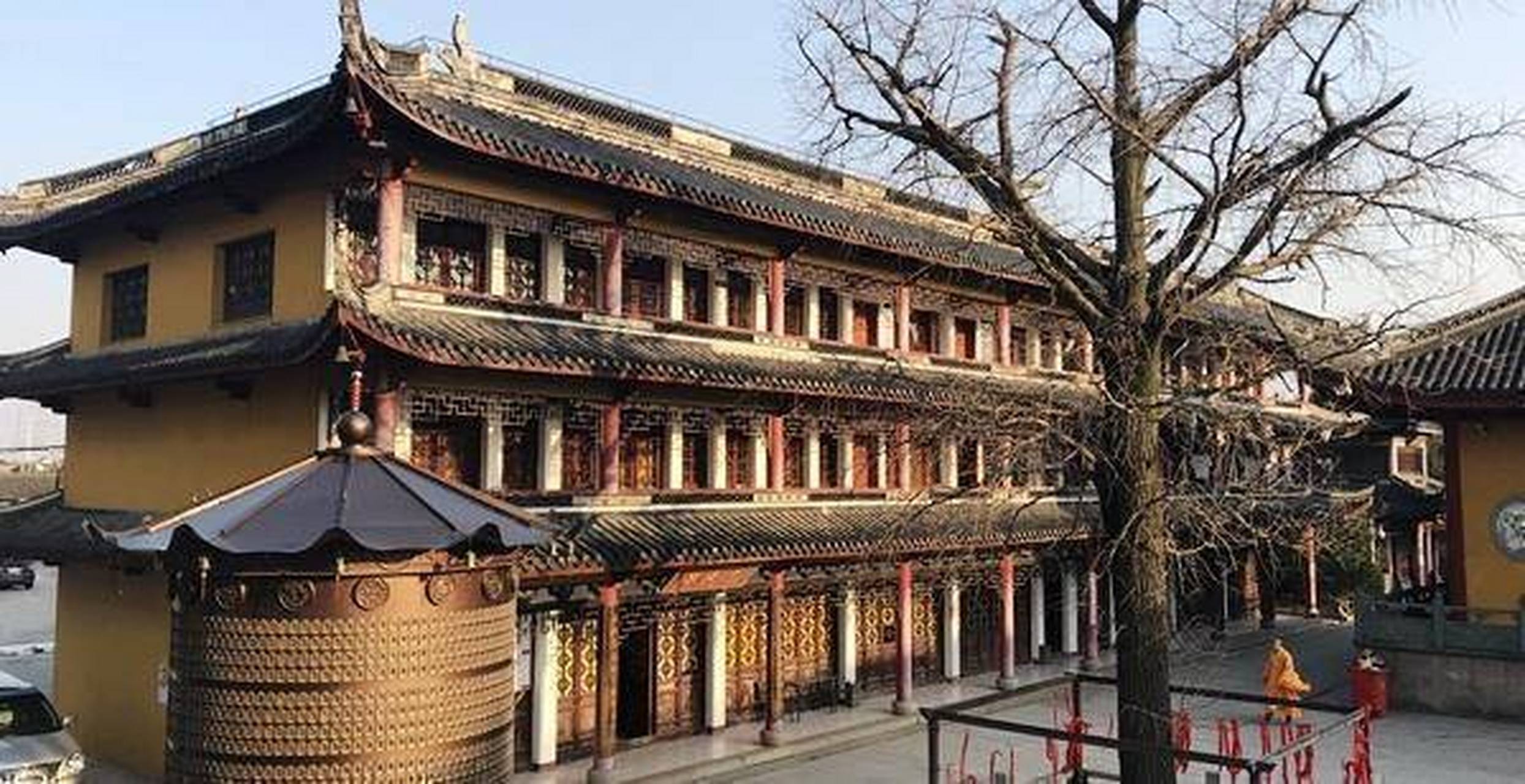 上海的青龙寺是唐朝天宝年间修建的古老寺庙,已有1200多年的历史.