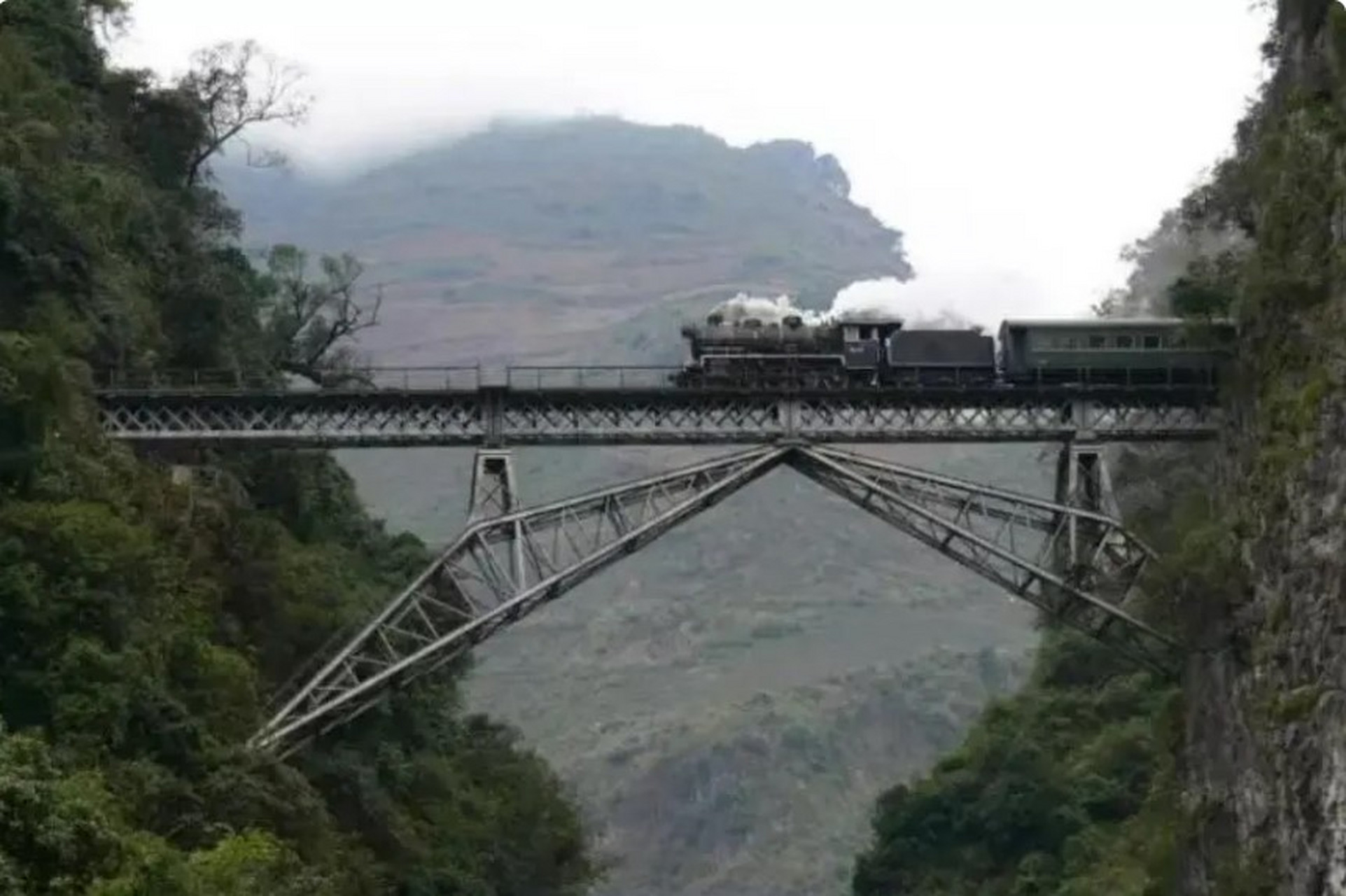 清末修建的滇越铁路(yunnan-vietnam railway)人字桥,丛山峻岭之间