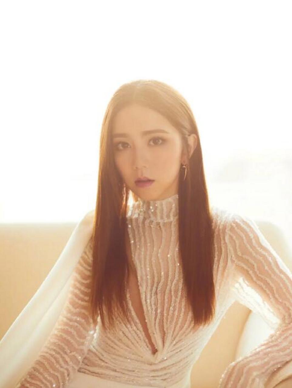 邓紫棋,肉白色高开叉礼服,性感妩媚.