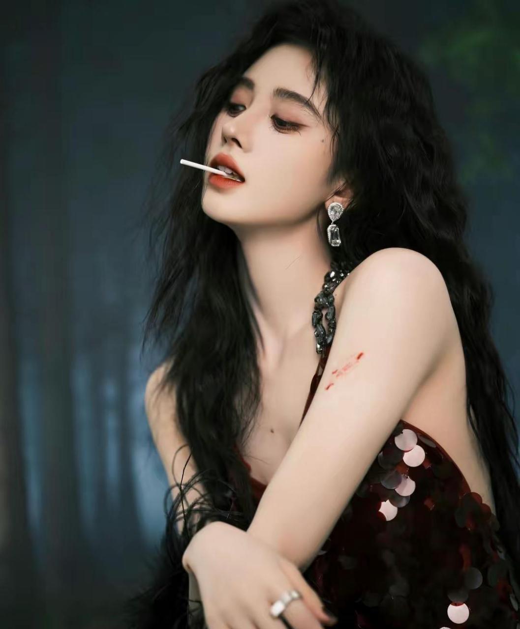 鞠婧祎长发飘飘美背性感写真