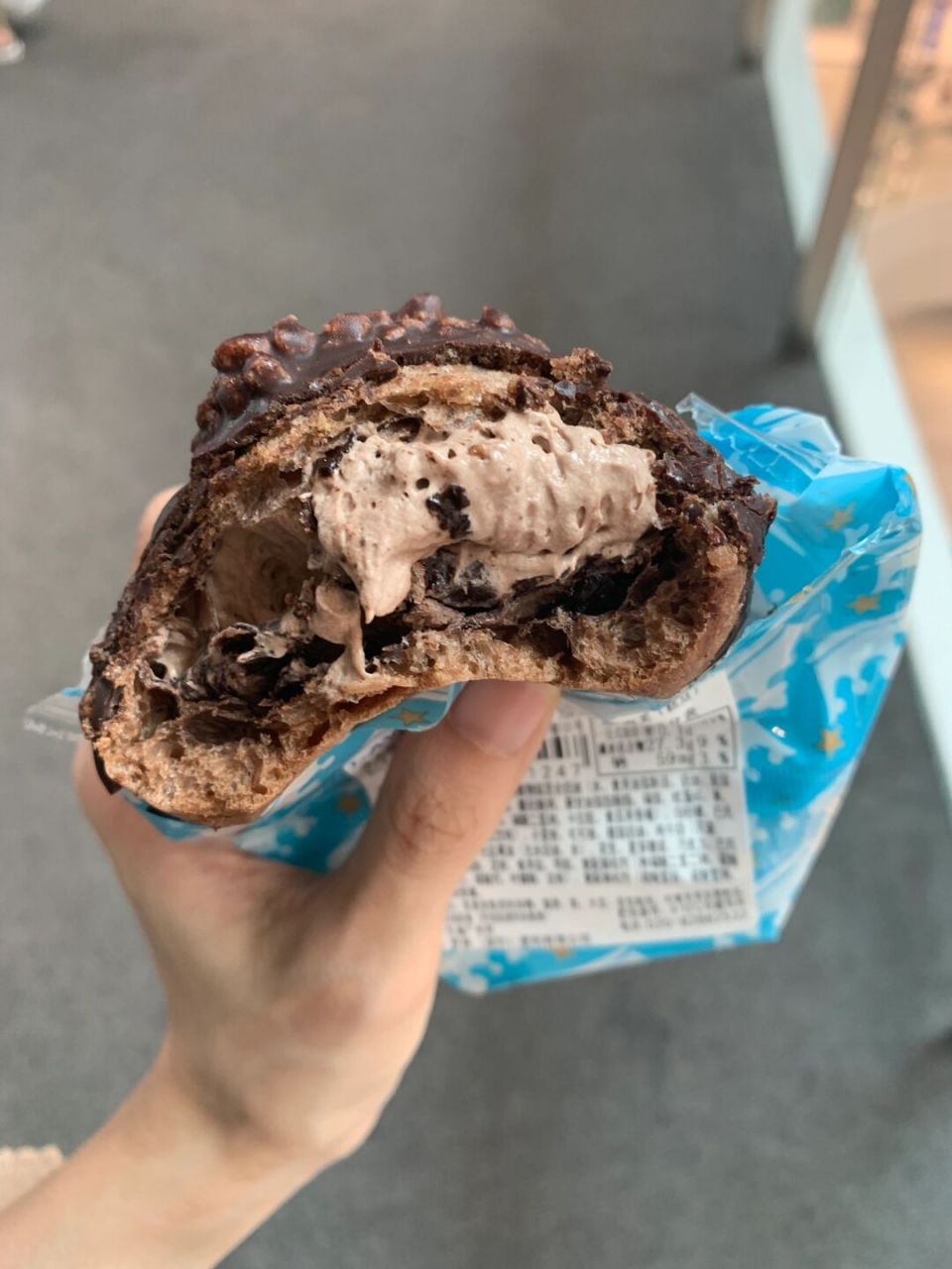 巧克力脆皮泡芙 太好吃了吧  代可可脂巧克力脆皮奶油泡芙,味道超赞