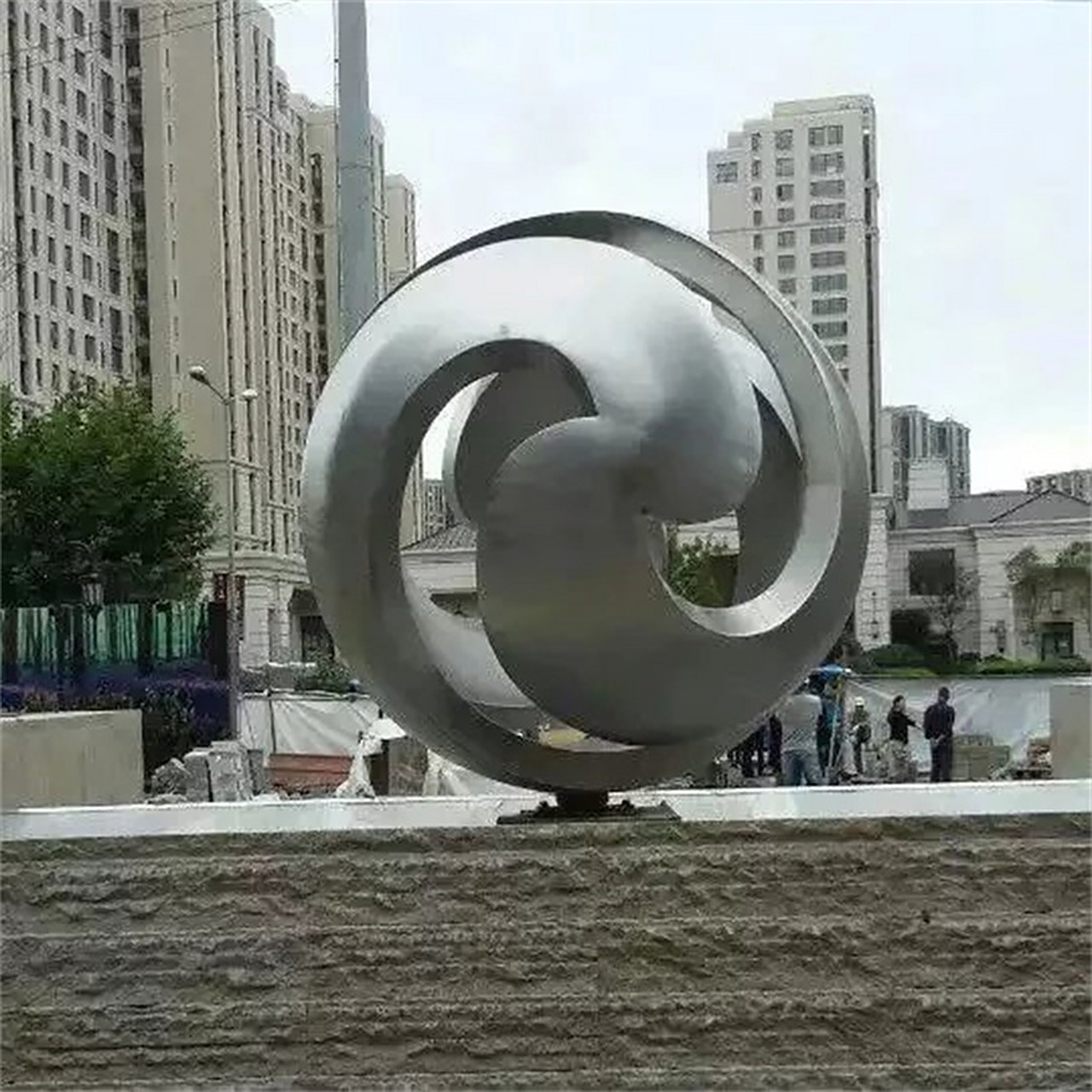 不锈钢创意雕塑点亮城市 不锈钢雕塑属于创意景观雕塑 ,是影响整个