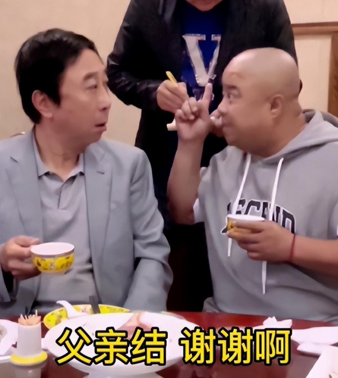 那天是父亲节,一日为师终身为父的冯巩带着徒弟曹随风去下馆子,二人