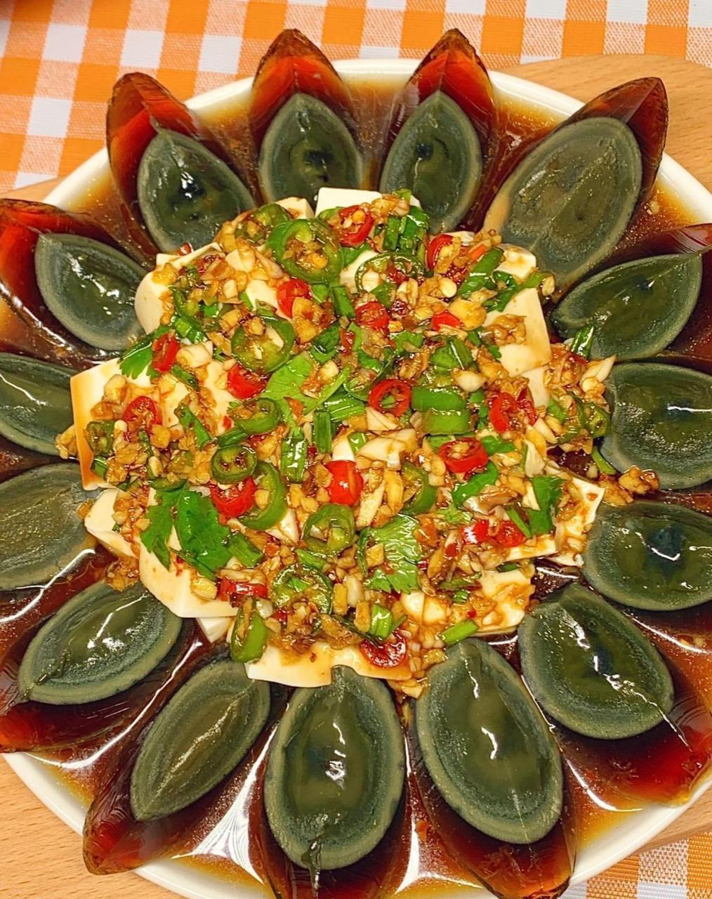 949494 这个皮蛋豆腐做法也太简单了吧[大笑r][大笑r][大笑r