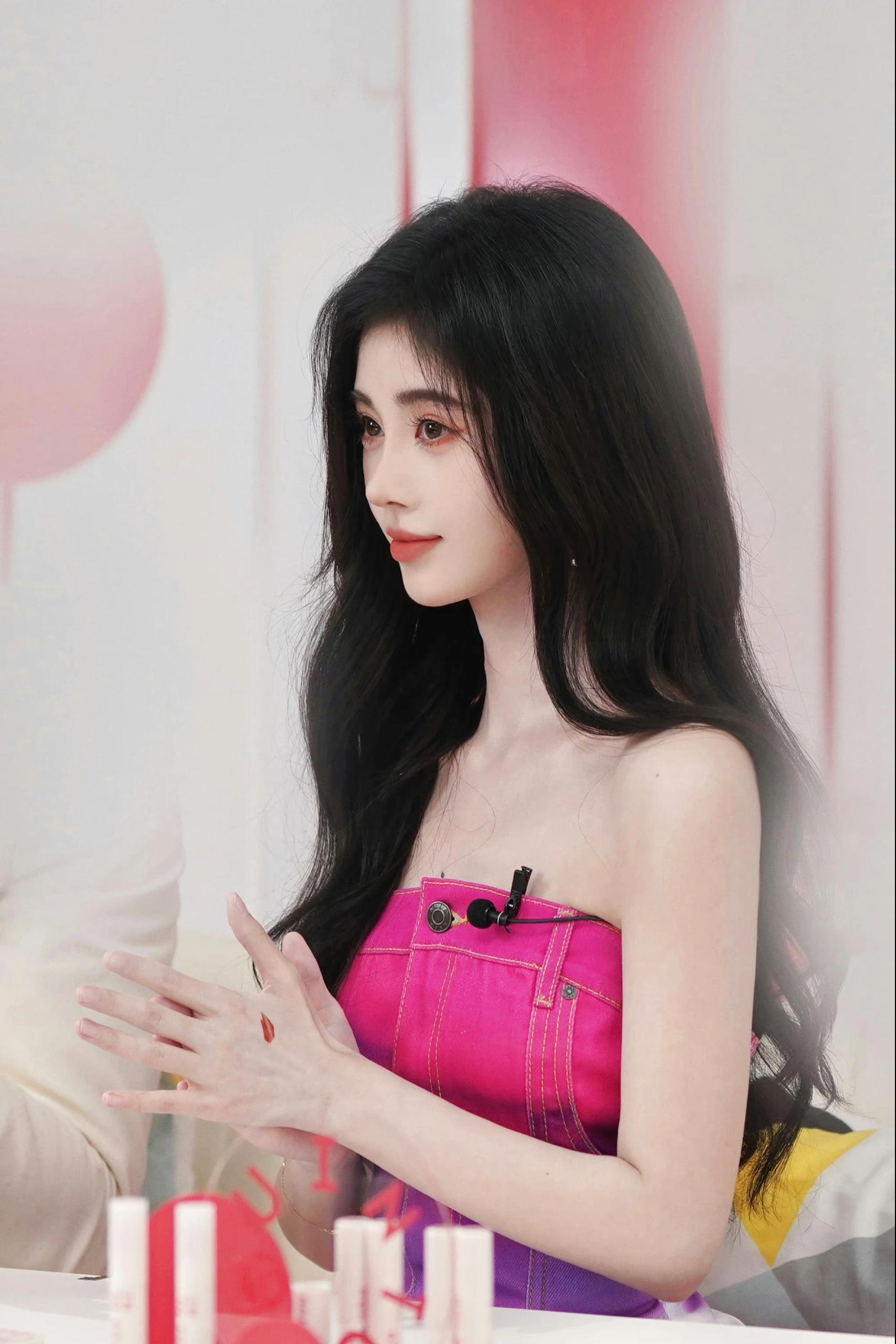 她真的好会穿搭 官方身高159的鞠婧祎 这腿真的绝了啊