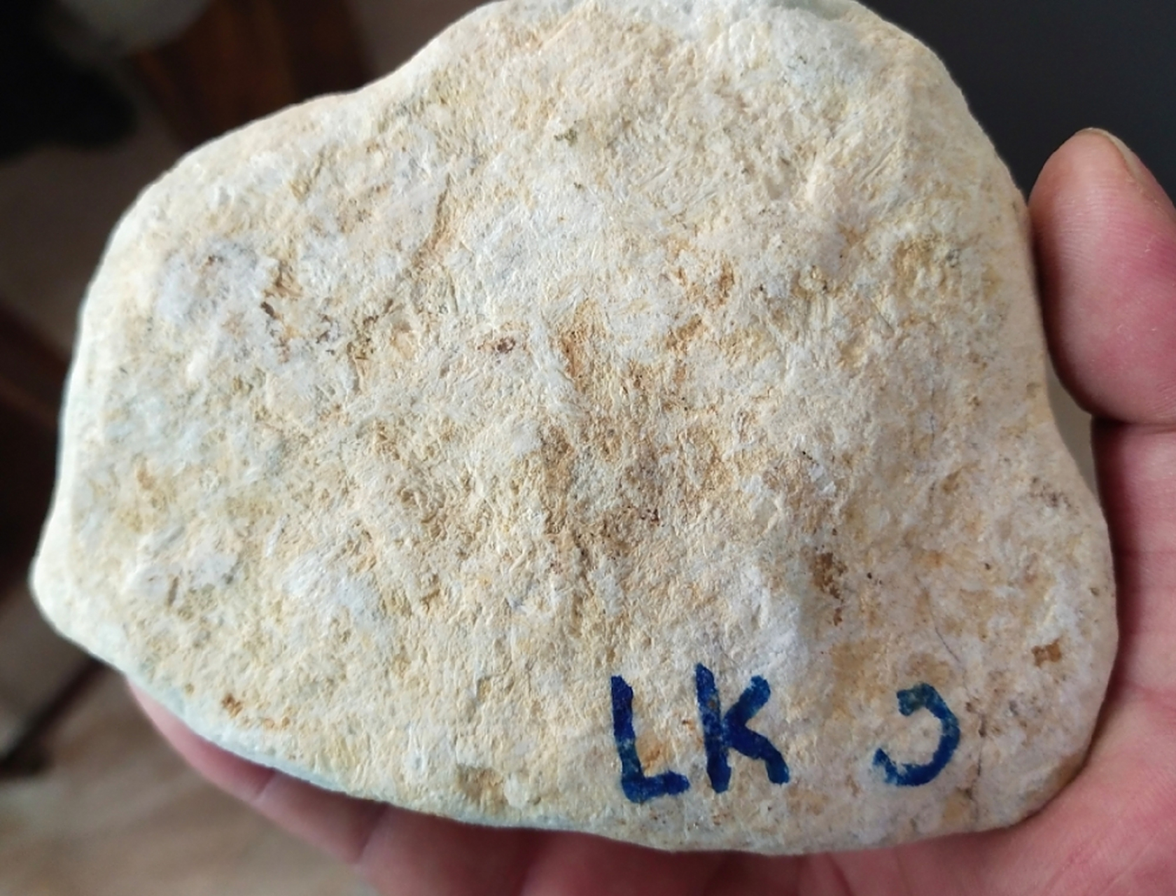 点击头像看直播# #翡翠原石# 砂皮:指具有砂状外皮的翡翠籽料,"水