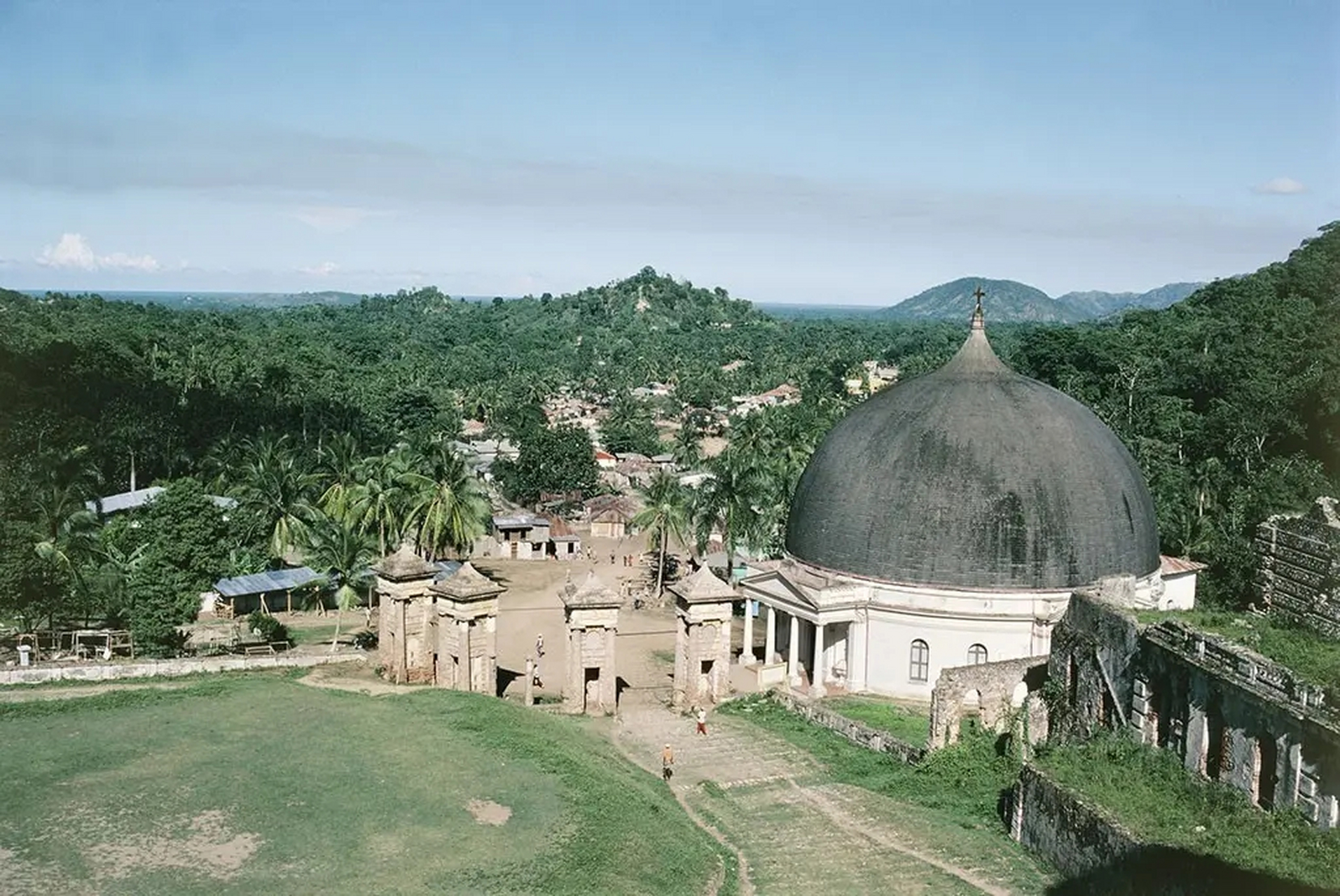 海地共和国,简称海地,位于加勒比海北部,伊斯帕尼奥拉岛(即海地岛)