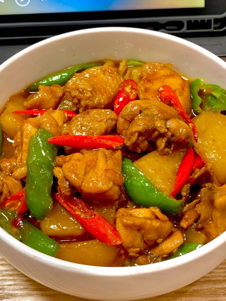 【土豆焖鸡】 酱料配方(半只鸡和一个土豆的量):两勺生抽,一勺老抽,一