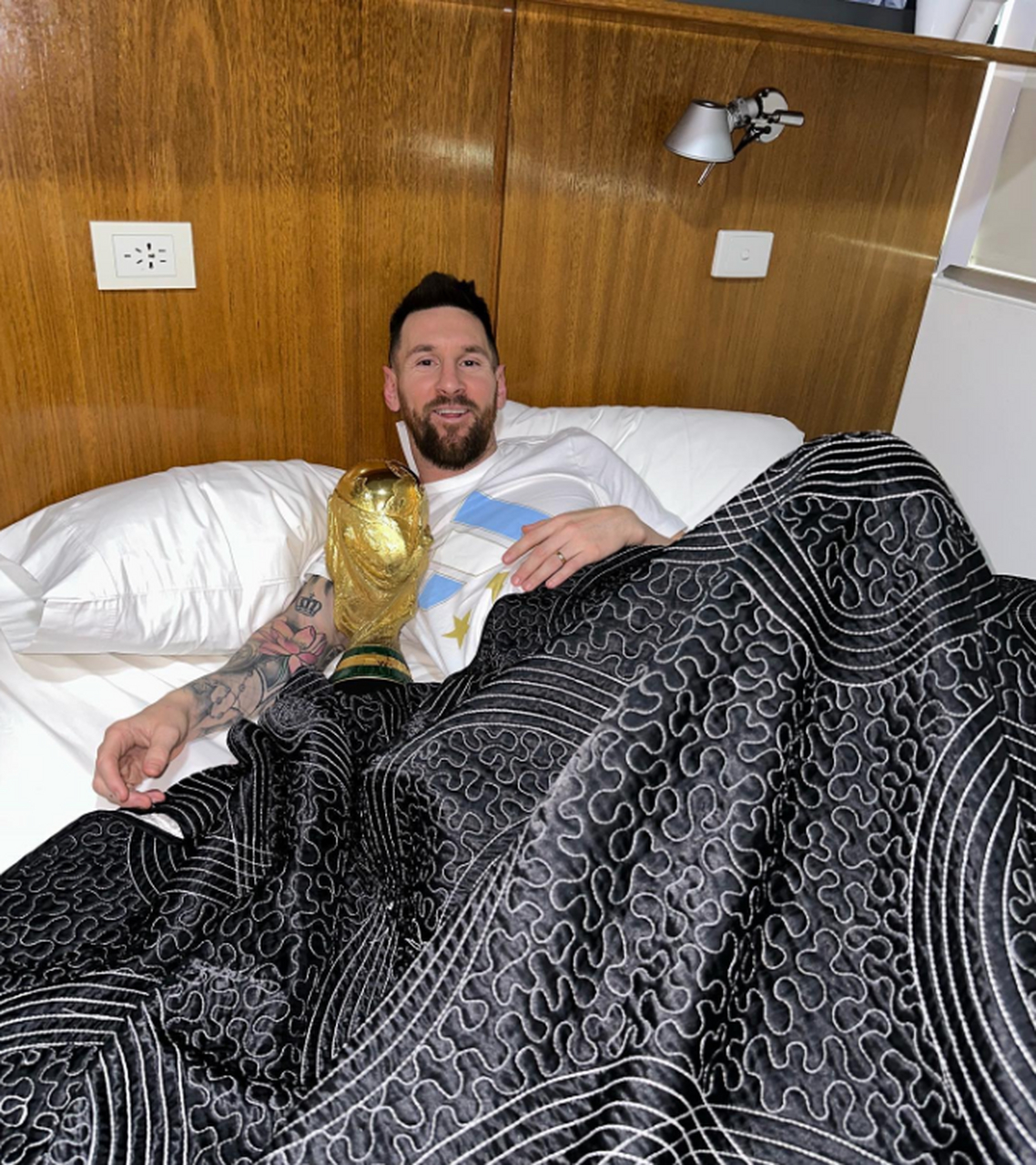 梅西抱着大力神杯入睡,让人羡慕 作为世界杯冠军,梅西的感觉如何?