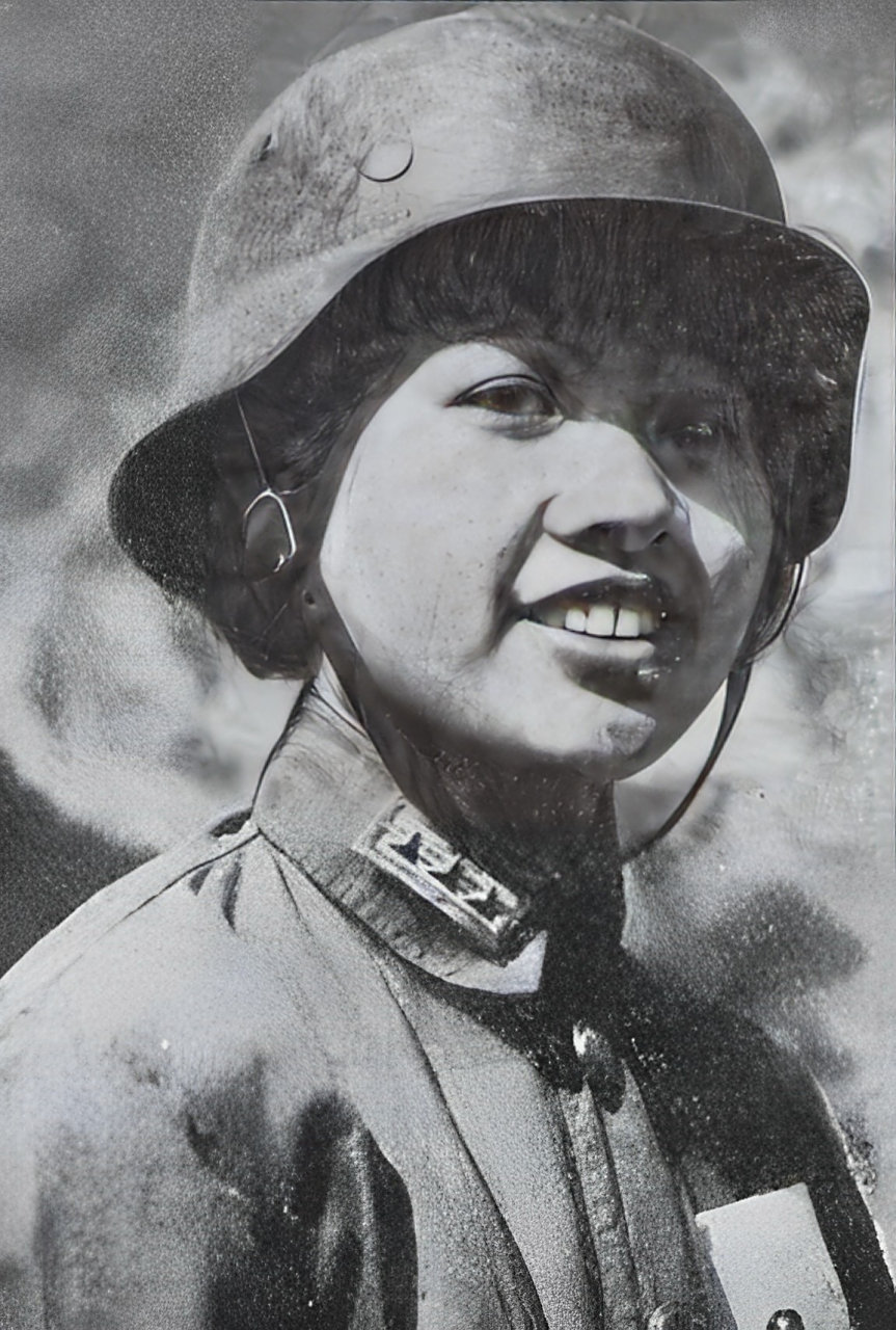一位女兵在抗日战争一组军队的照片. 当时,国家危在旦夕.