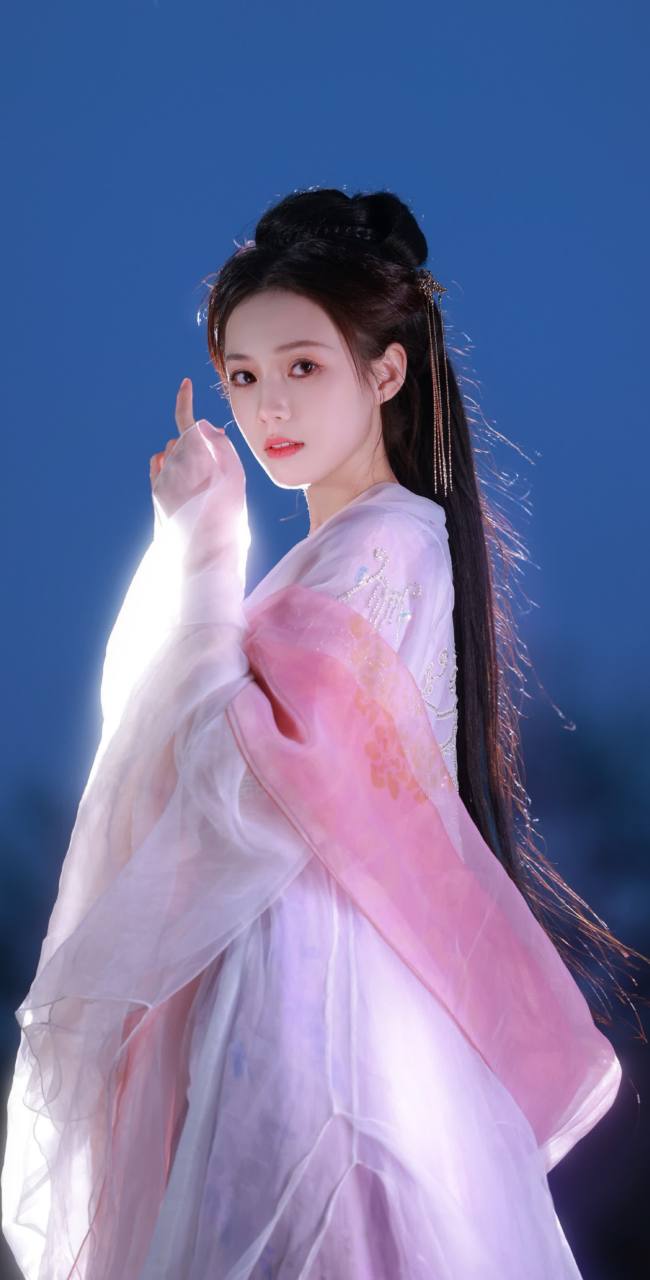 浅粉色纱裙的张灵曦,是一位古色古香的美人.