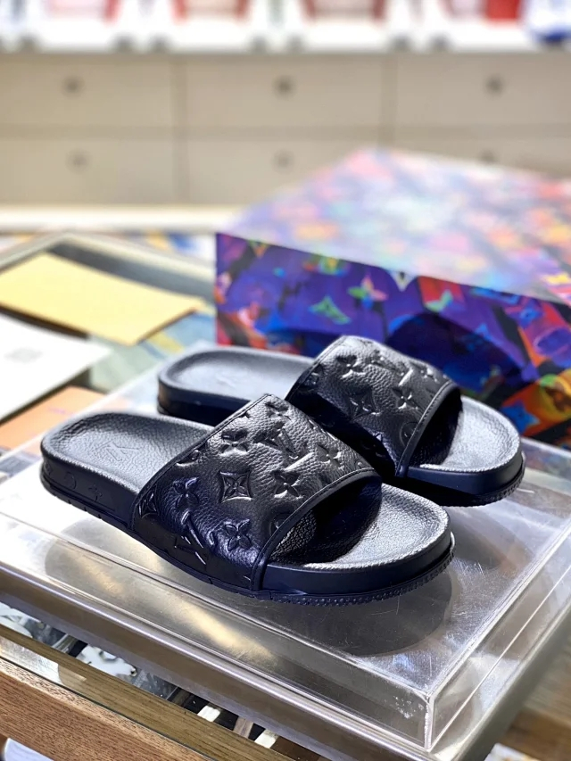 lv男士时尚休闲皮拖鞋  匠心之作  都市生活与休闲聚会的理想之选,此