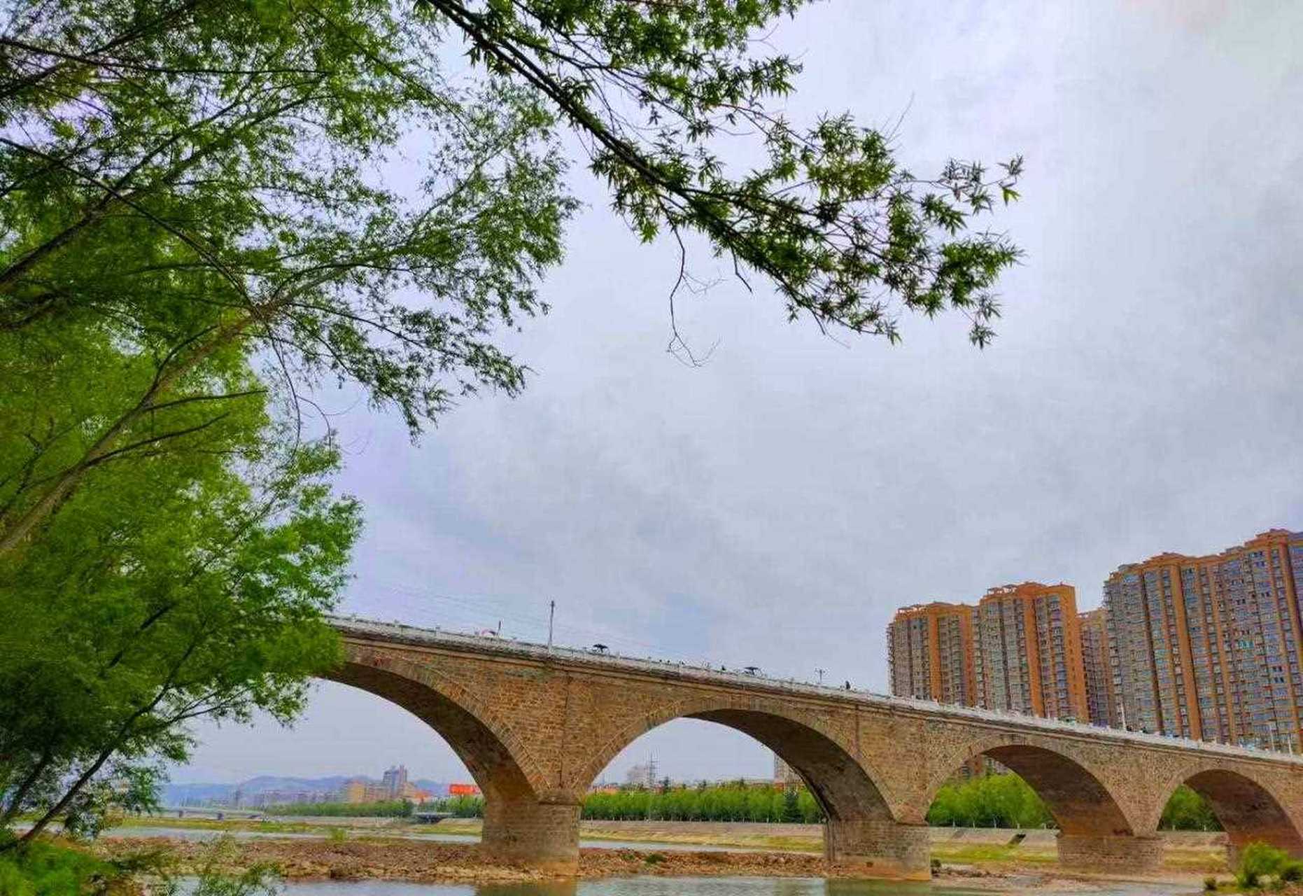 洛河南寺大桥是卢氏县第一座洛河大桥,1958年动工兴建,1960年竣工